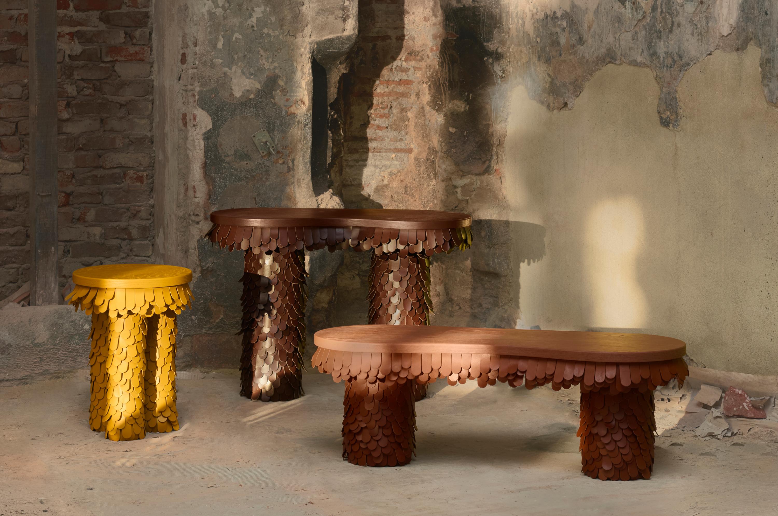 table d'appoint ronde en bois et cuir jaune organique texturé en vente 2