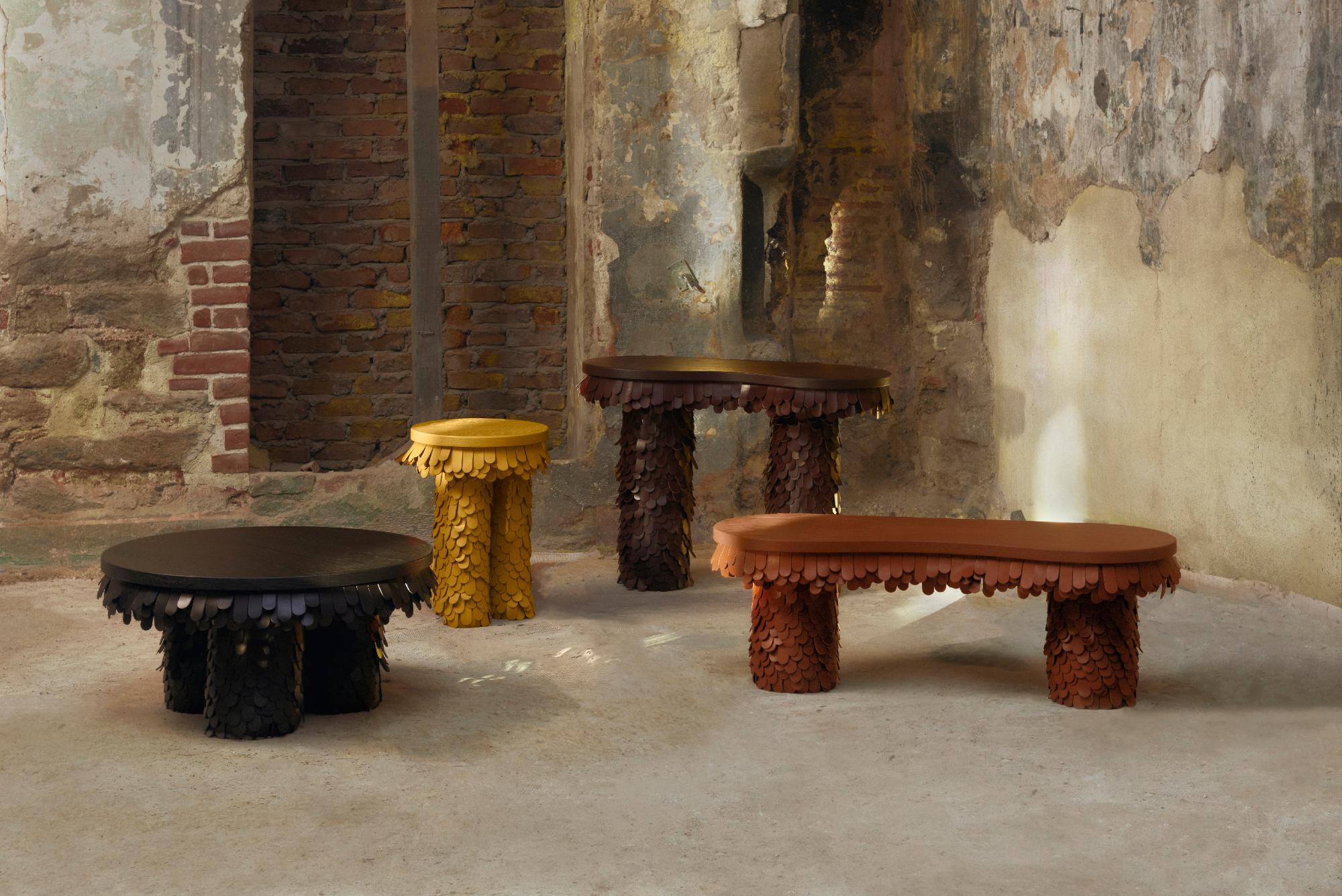 table d'appoint ronde en bois et cuir jaune organique texturé en vente 3