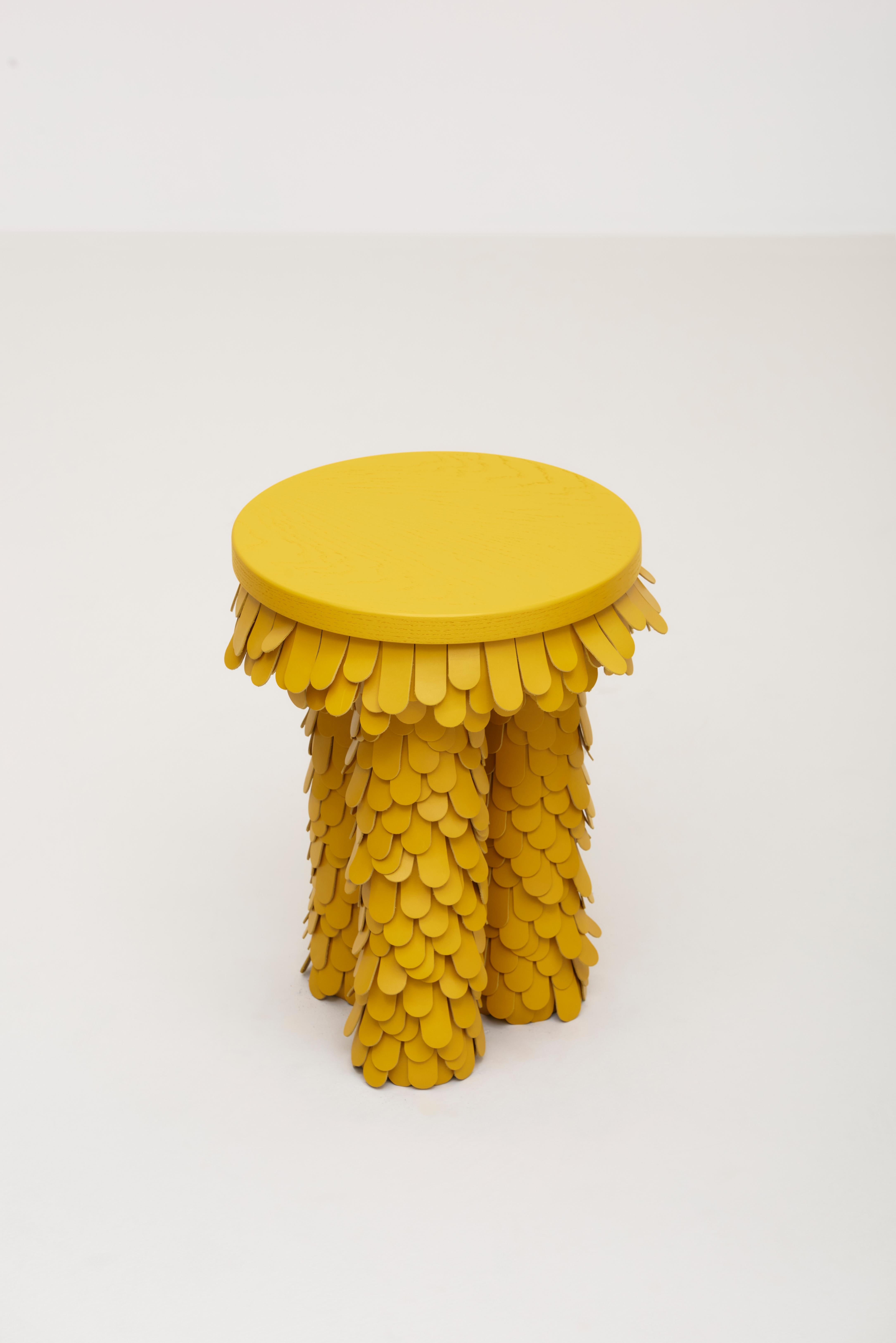 La table d'appoint Betsy, conçue par Lara Bohinc pour Uniqka, allie l'artisanat traditionnel à l'esthétique contemporaine. Les formes sculpturales et volumineuses audacieuses combinent un travail du cuir complexe pour créer une fusion harmonieuse de