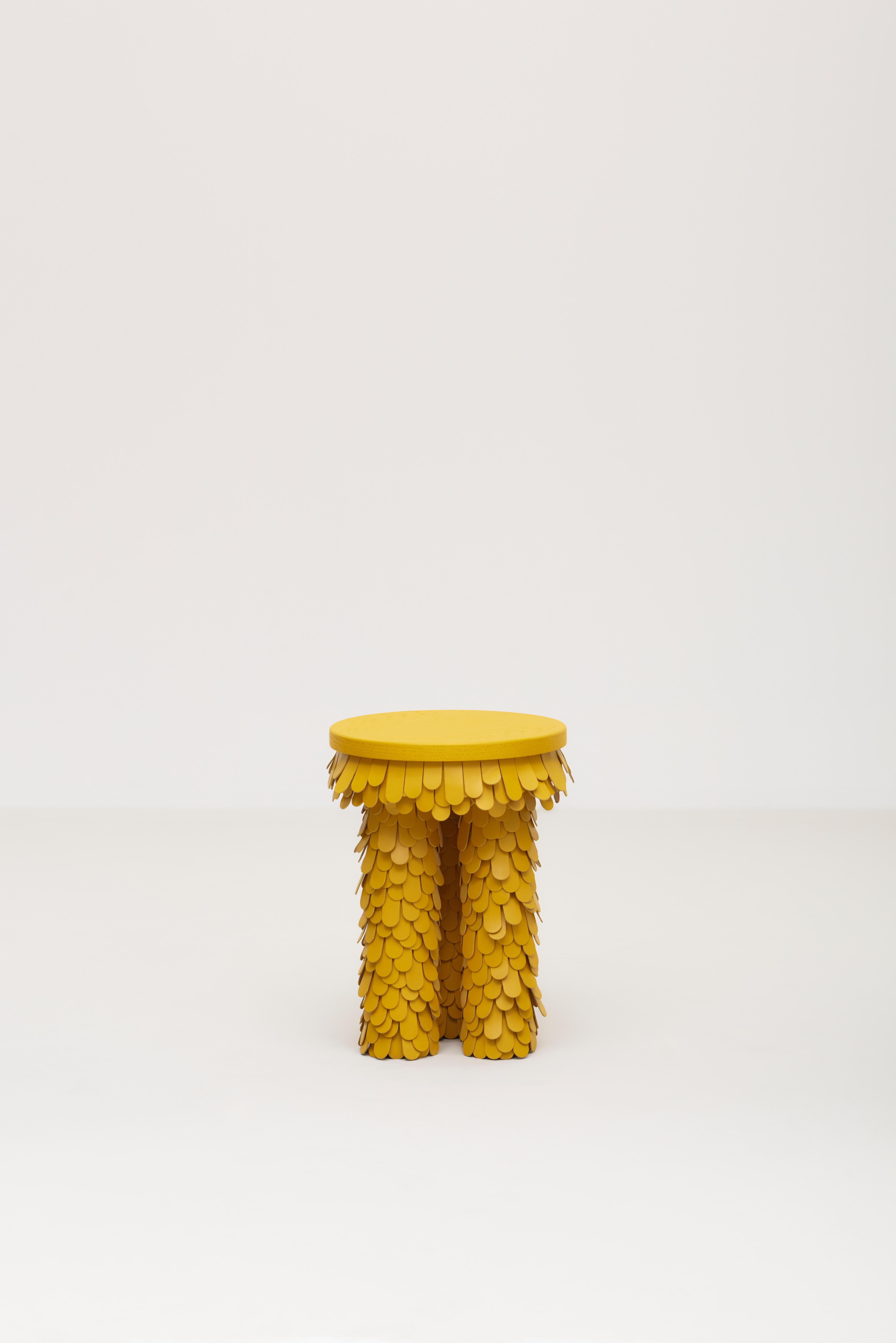 Organique table d'appoint ronde en bois et cuir jaune organique texturé en vente