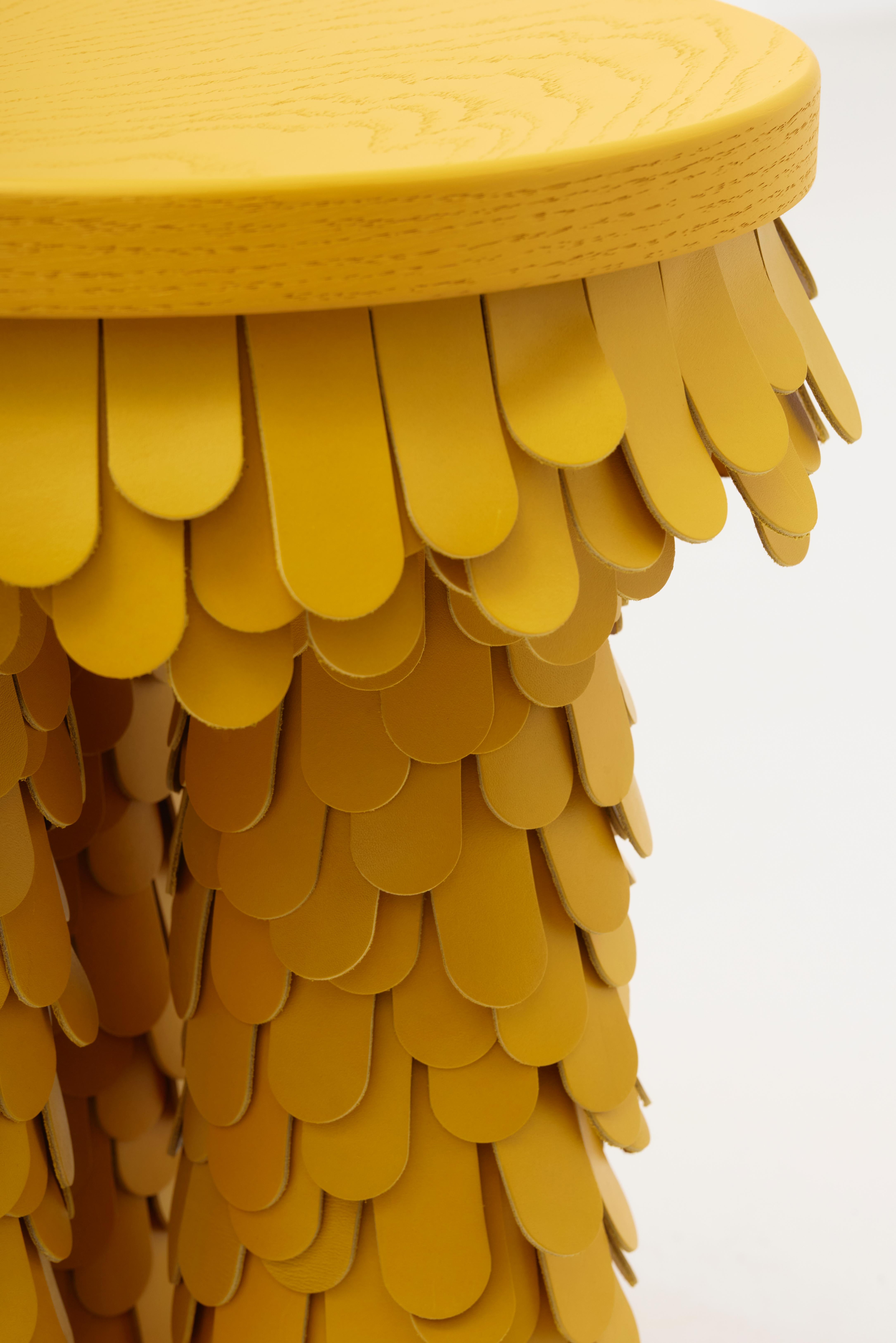 Fait main table d'appoint ronde en bois et cuir jaune organique texturé en vente