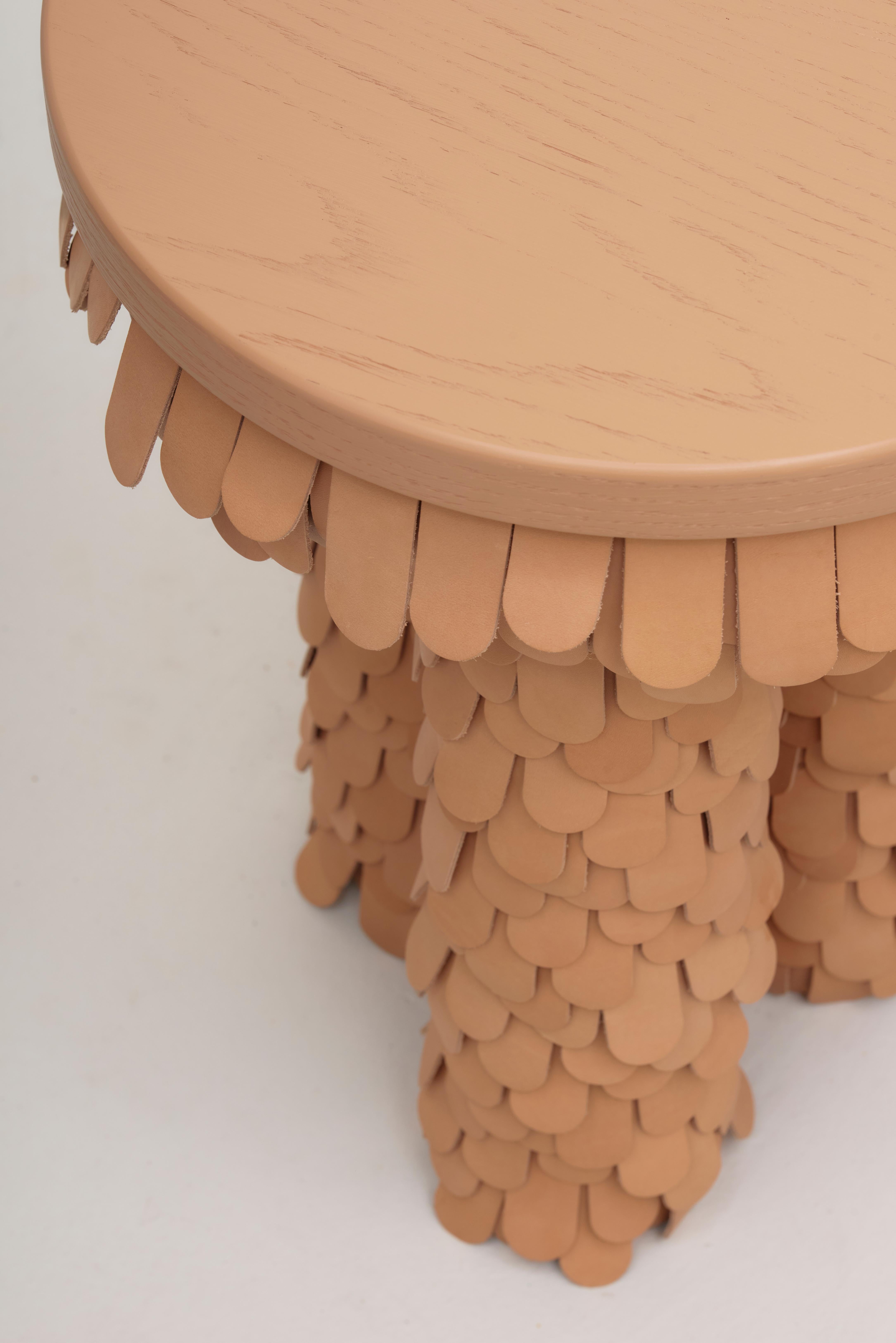 table d'appoint ronde en bois et cuir jaune organique texturé Neuf - En vente à Holland, AMSTERDAM