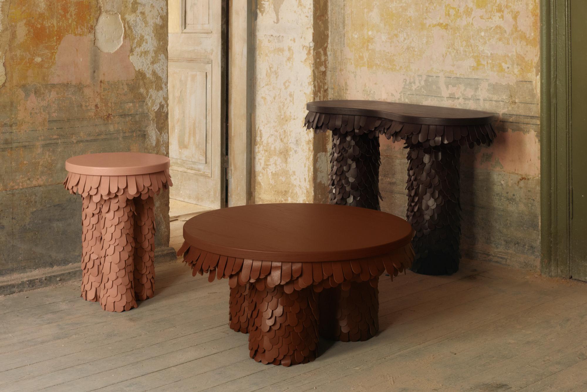 Cuir table d'appoint ronde en bois et cuir jaune organique texturé en vente