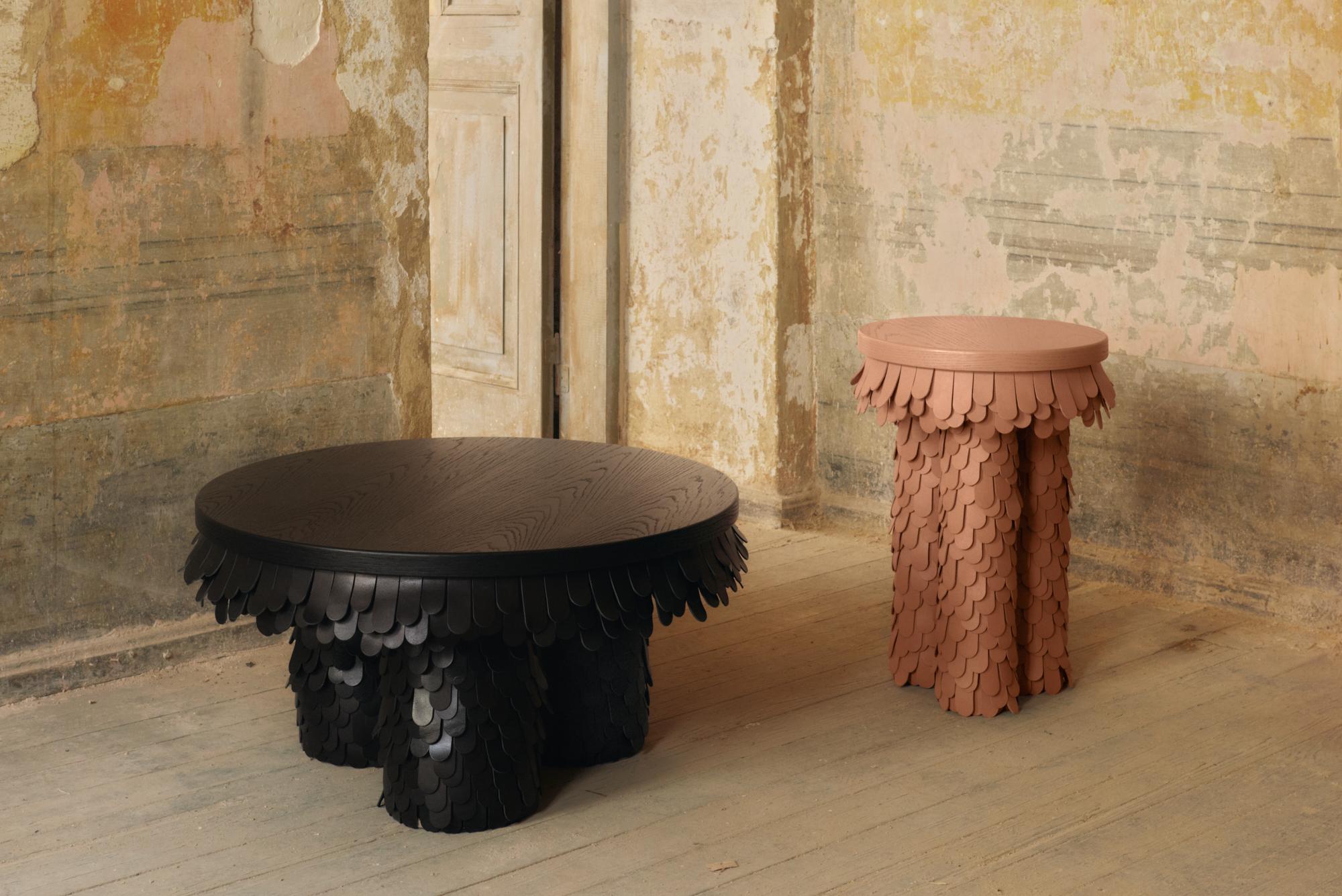 table d'appoint ronde en bois et cuir jaune organique texturé en vente 1