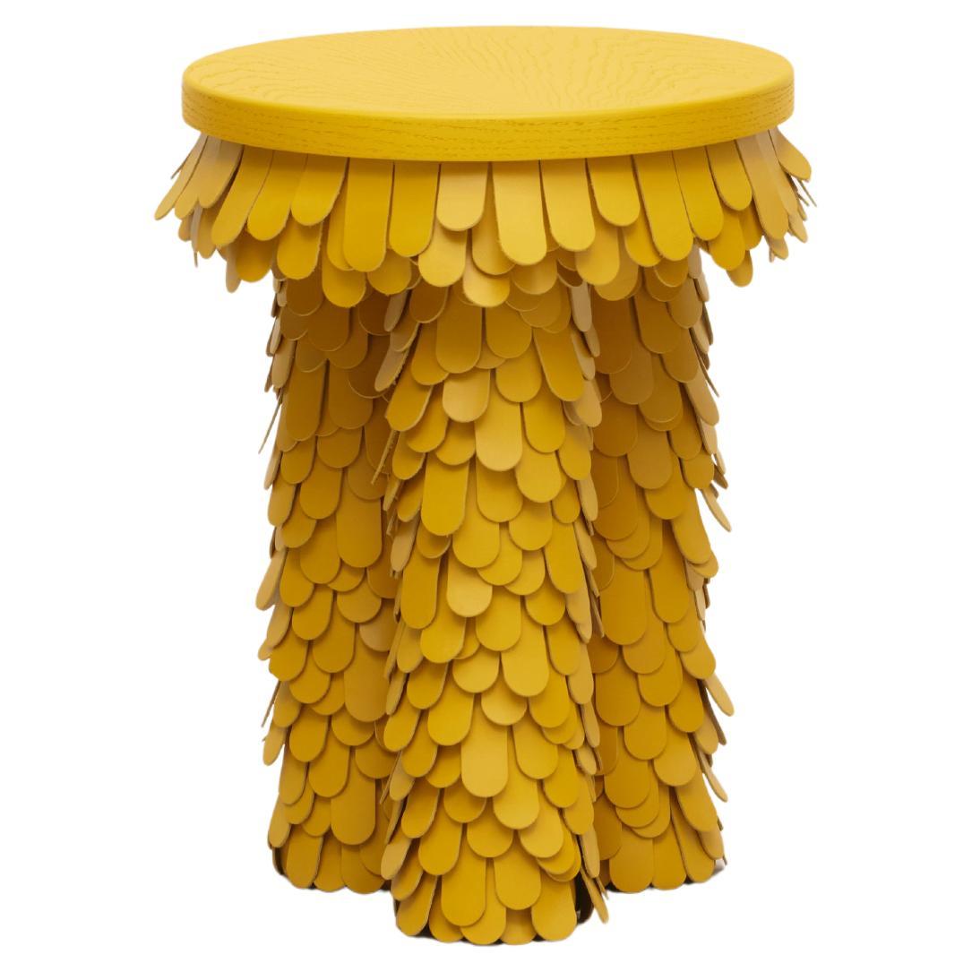 table d'appoint ronde en bois et cuir jaune organique texturé en vente
