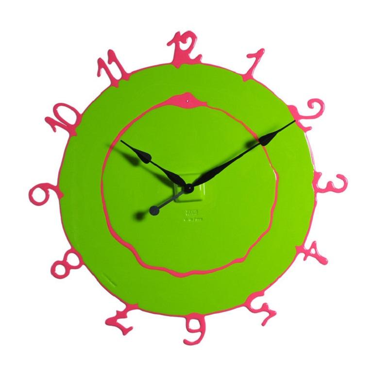 Grande horloge ronde en vert acide mat et fuchsia de Gaetano Pesce