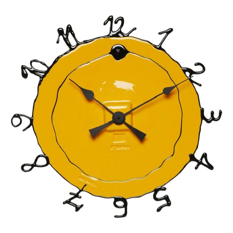 Grande horloge ronde jaune mat et noire de Gaetano Pesce