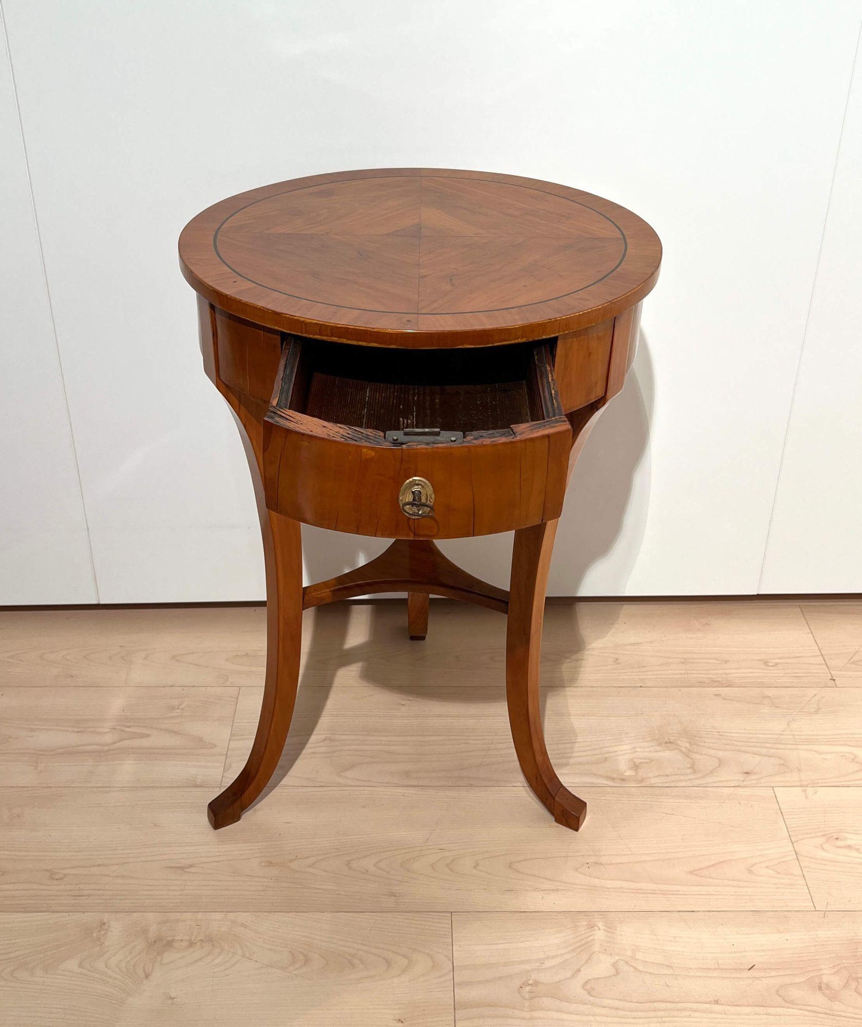 Polished Round Three-Legged Biedermeier Side Table, Walnut, South Germany, circa 1820