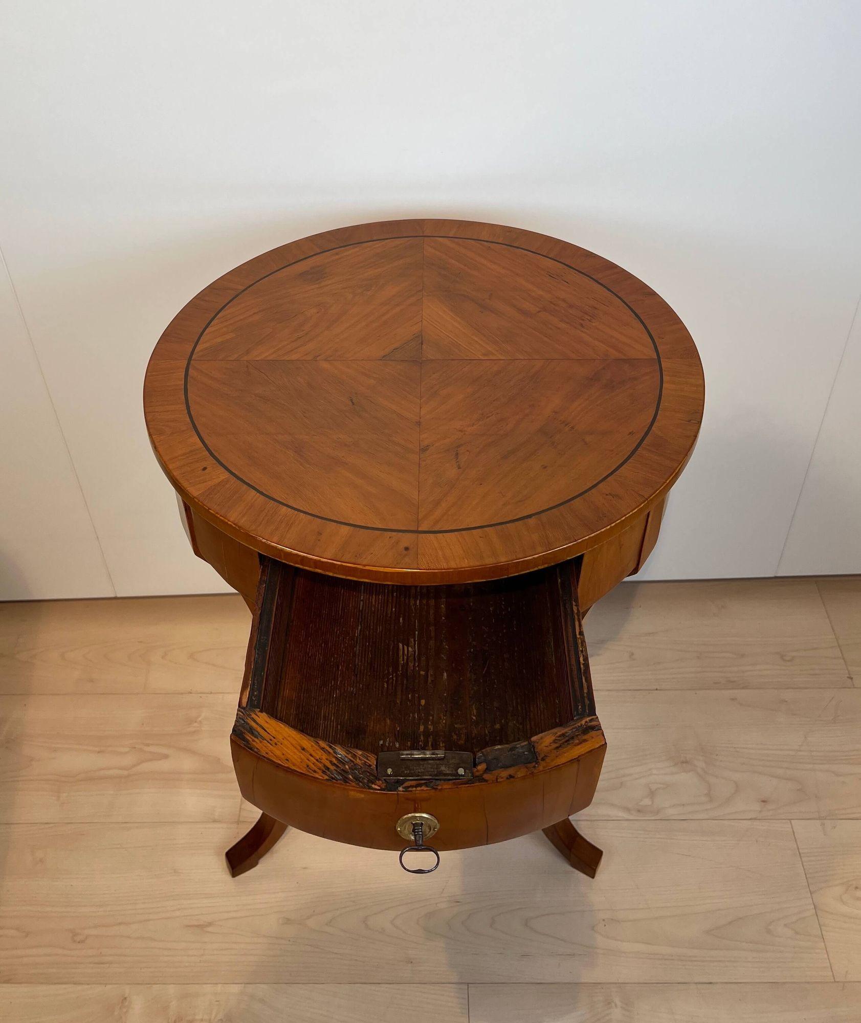 Round Three-Legged Biedermeier Side Table, Walnut, South Germany, circa 1820 In Good Condition In Regensburg, DE