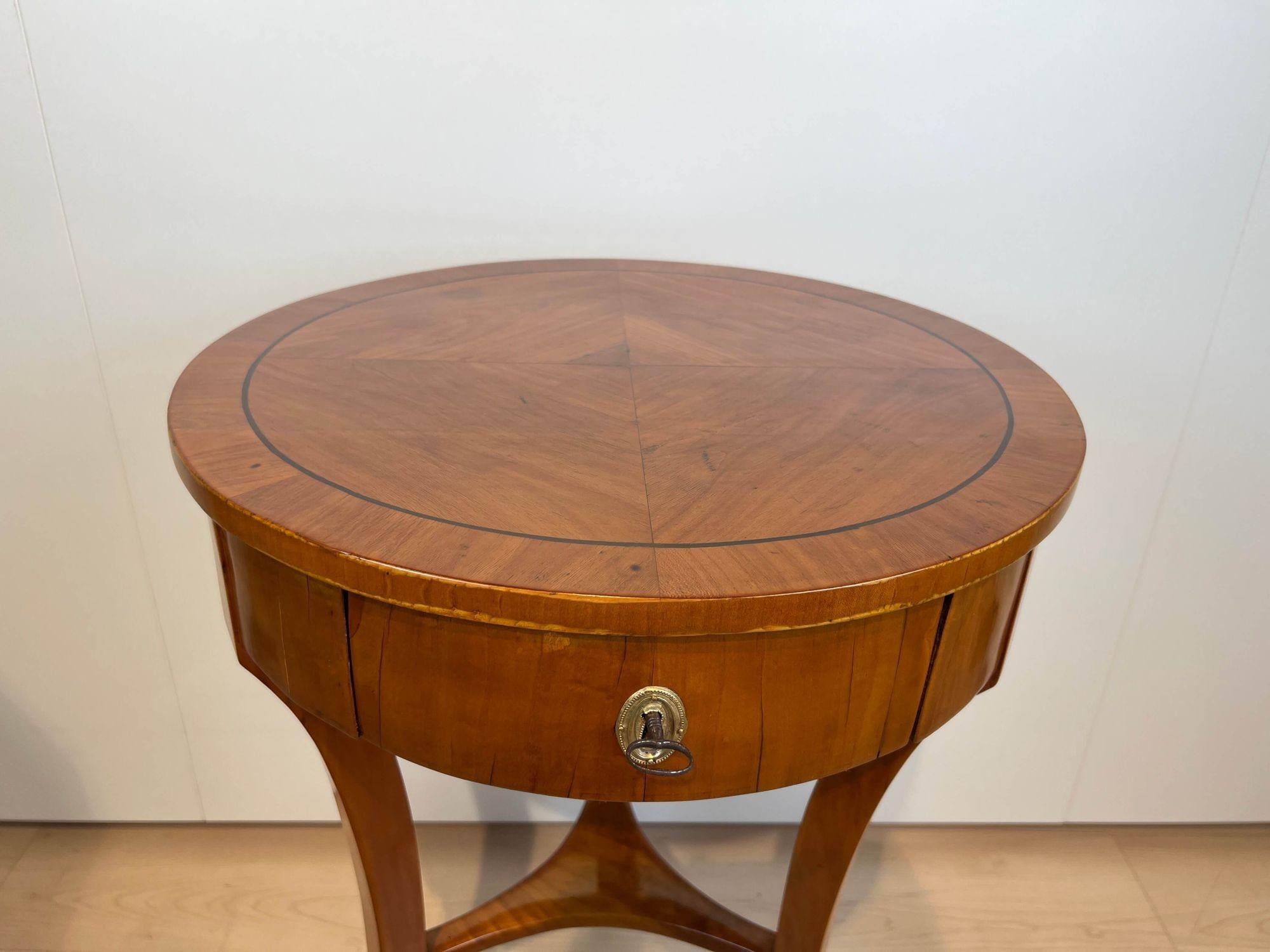 Round Three-Legged Biedermeier Side Table, Walnut, South Germany, circa 1820 1