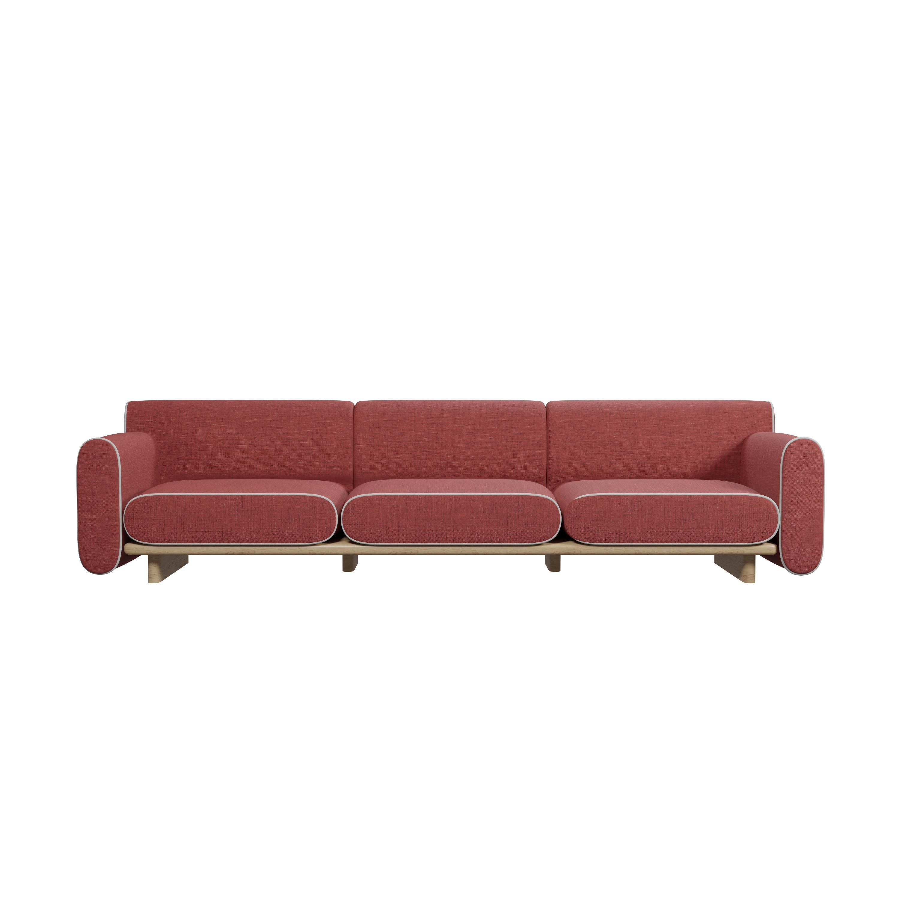 The TILDA three-seater sofa exemplifies minimalist elegance with its smooth lines, elegant curves and refined wooden plinth. Its distinctive shape not only creates a sense of fluidity and grace, but also greatly enhances its inviting appearance,