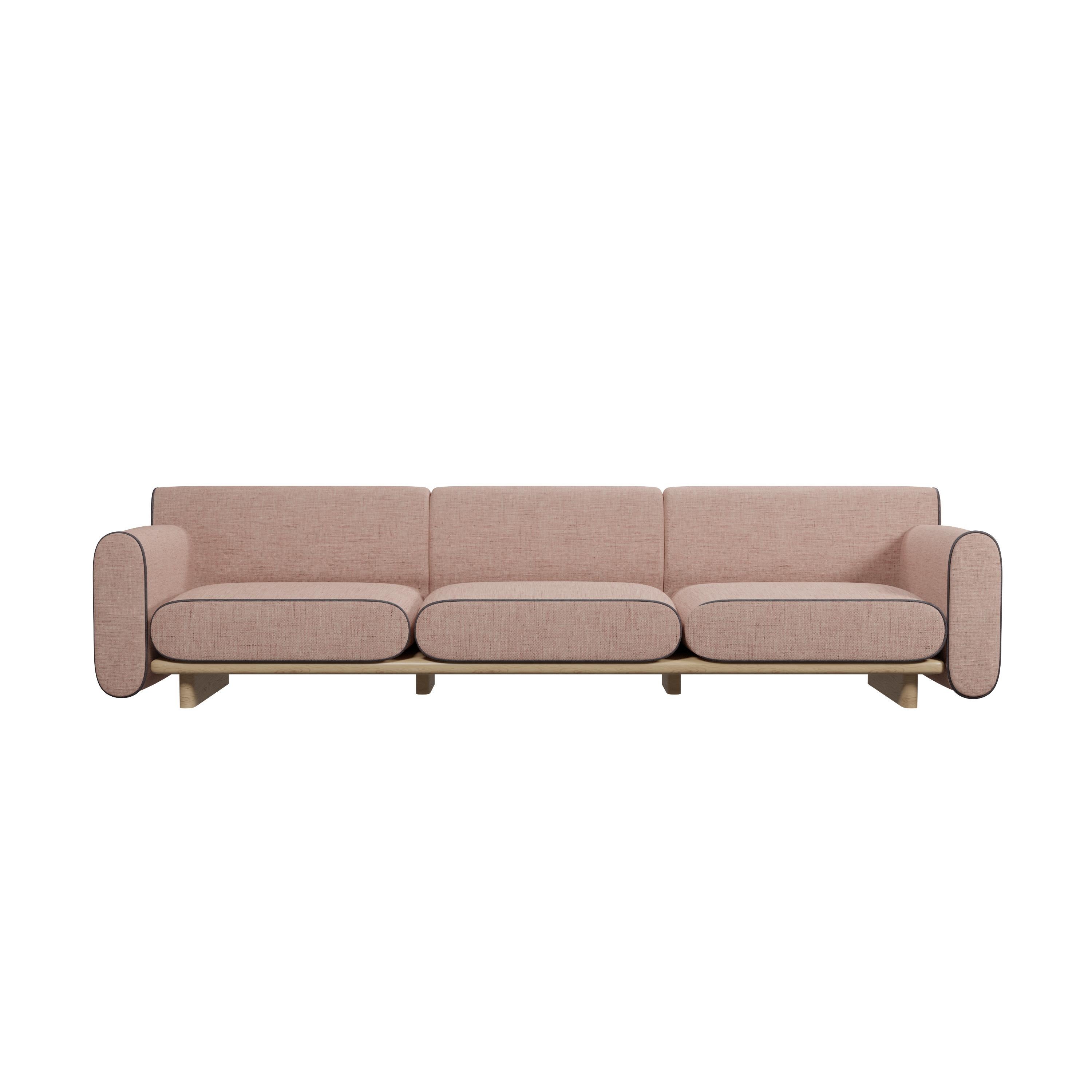 Le canapé trois places TILDA illustre l'élégance minimaliste avec ses lignes douces, ses courbes élégantes et son socle en bois raffiné. Sa forme distinctive crée non seulement un sentiment de fluidité et de grâce, mais renforce également son aspect