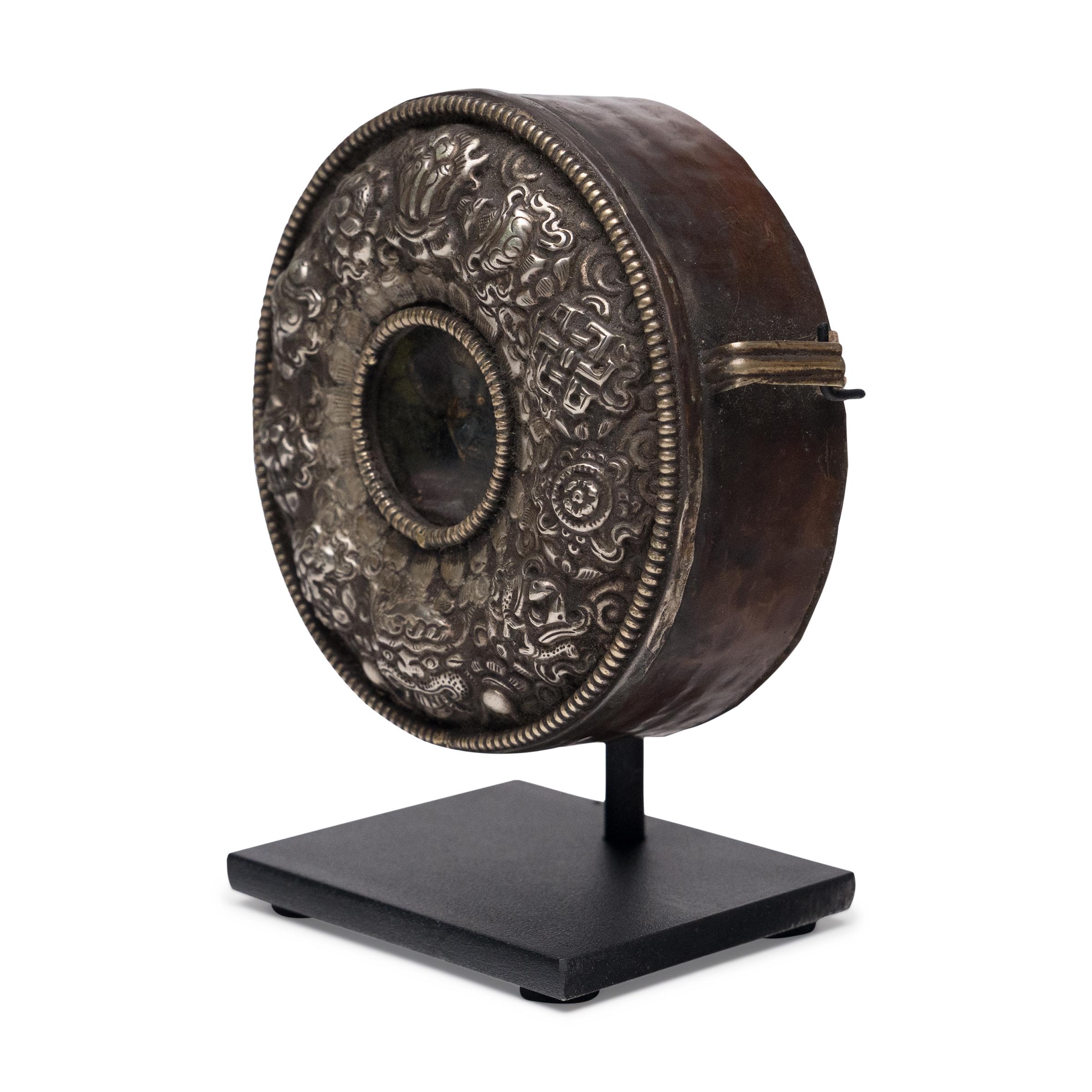 Man glaubte, dass tibetische Reiseschreine, die als Gau bekannt waren, Schutzkräfte boten und dazu dienten, heilige Gegenstände während langer Reisen zu tragen. Dieses kunstvolle Gau wurde vor mehr als einem Jahrhundert von einem Anhänger des