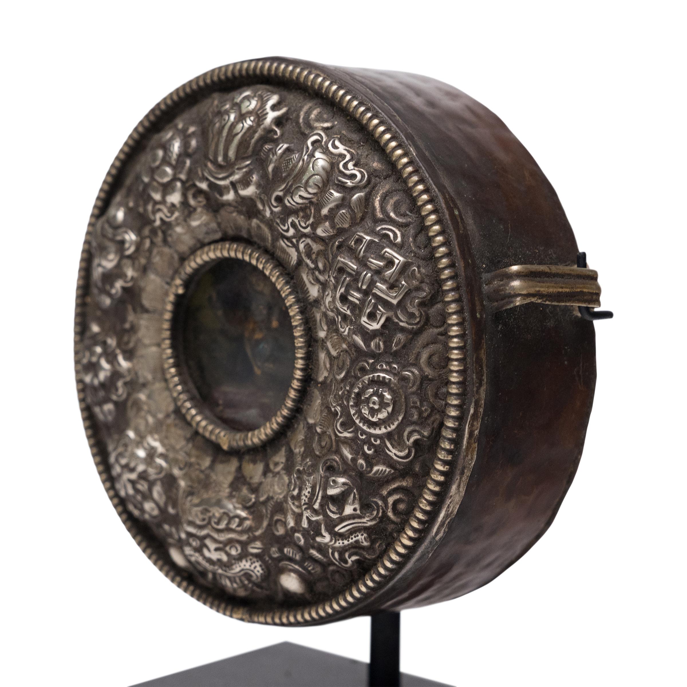 Runder tibetischer Gau-Wanderschrein, um 1900 (Tibetisch) im Angebot