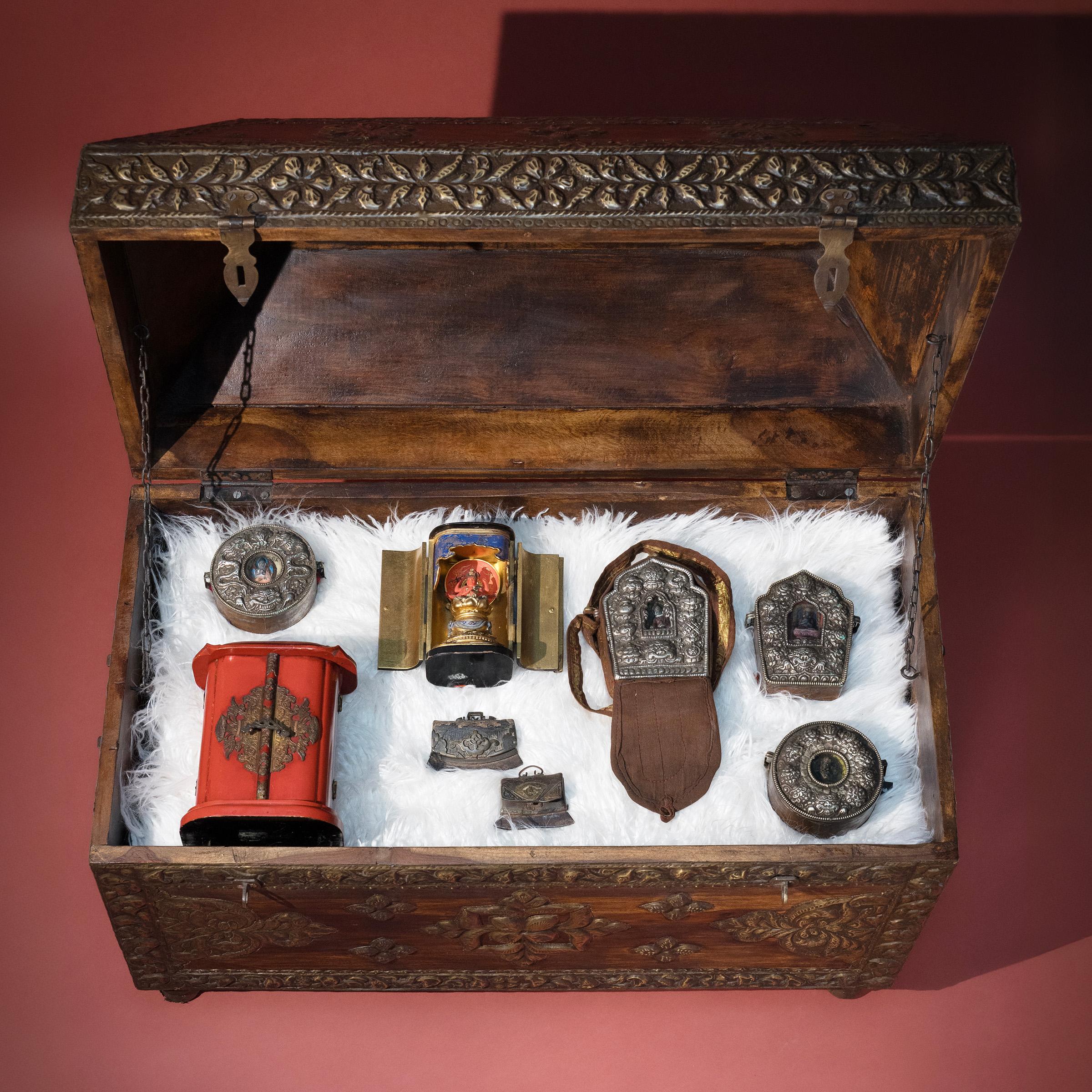 Runder tibetischer Gau-Wanderschrein, um 1900 (Repoussé) im Angebot