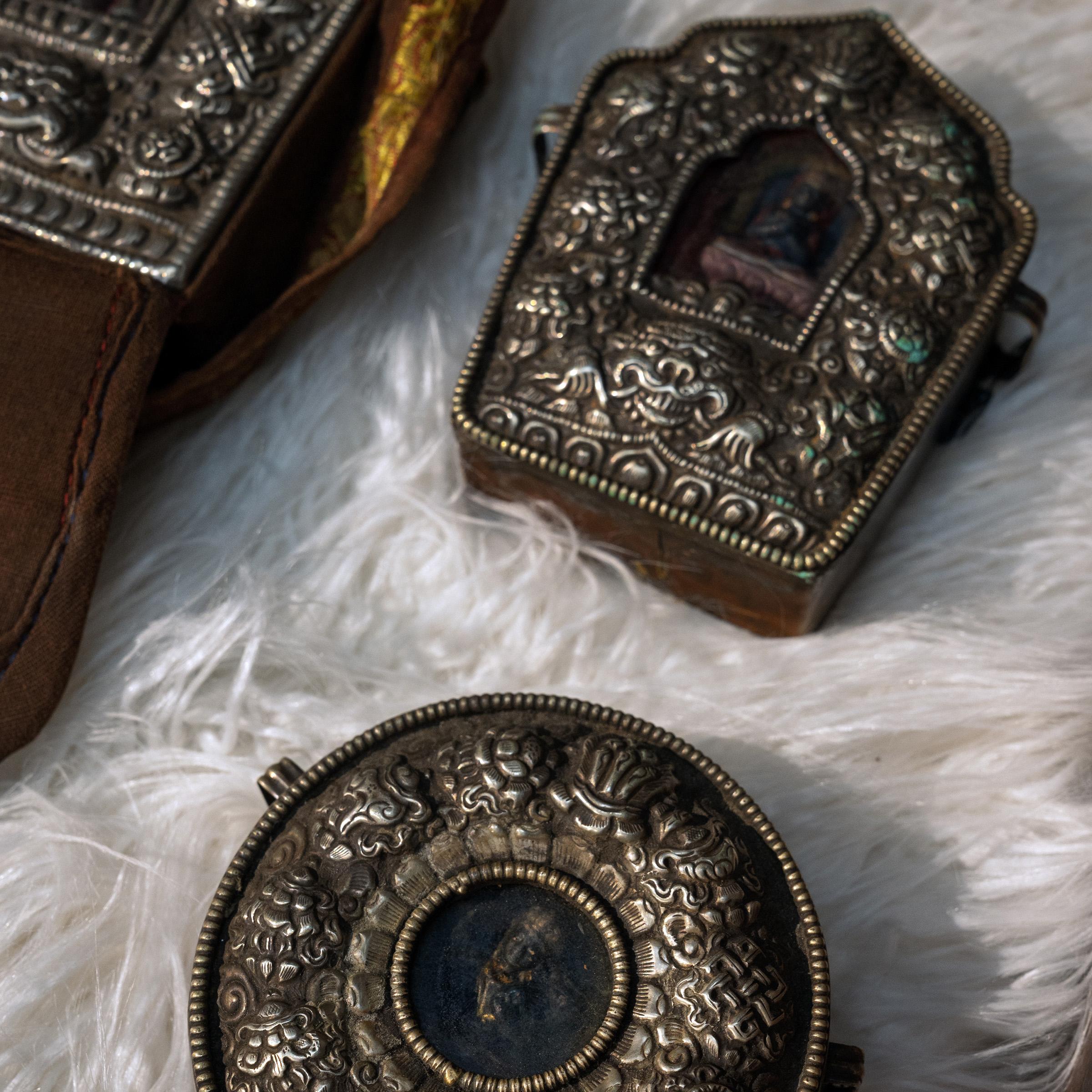 Runder tibetischer Gau-Wanderschrein, um 1900 im Zustand „Gut“ im Angebot in Chicago, IL