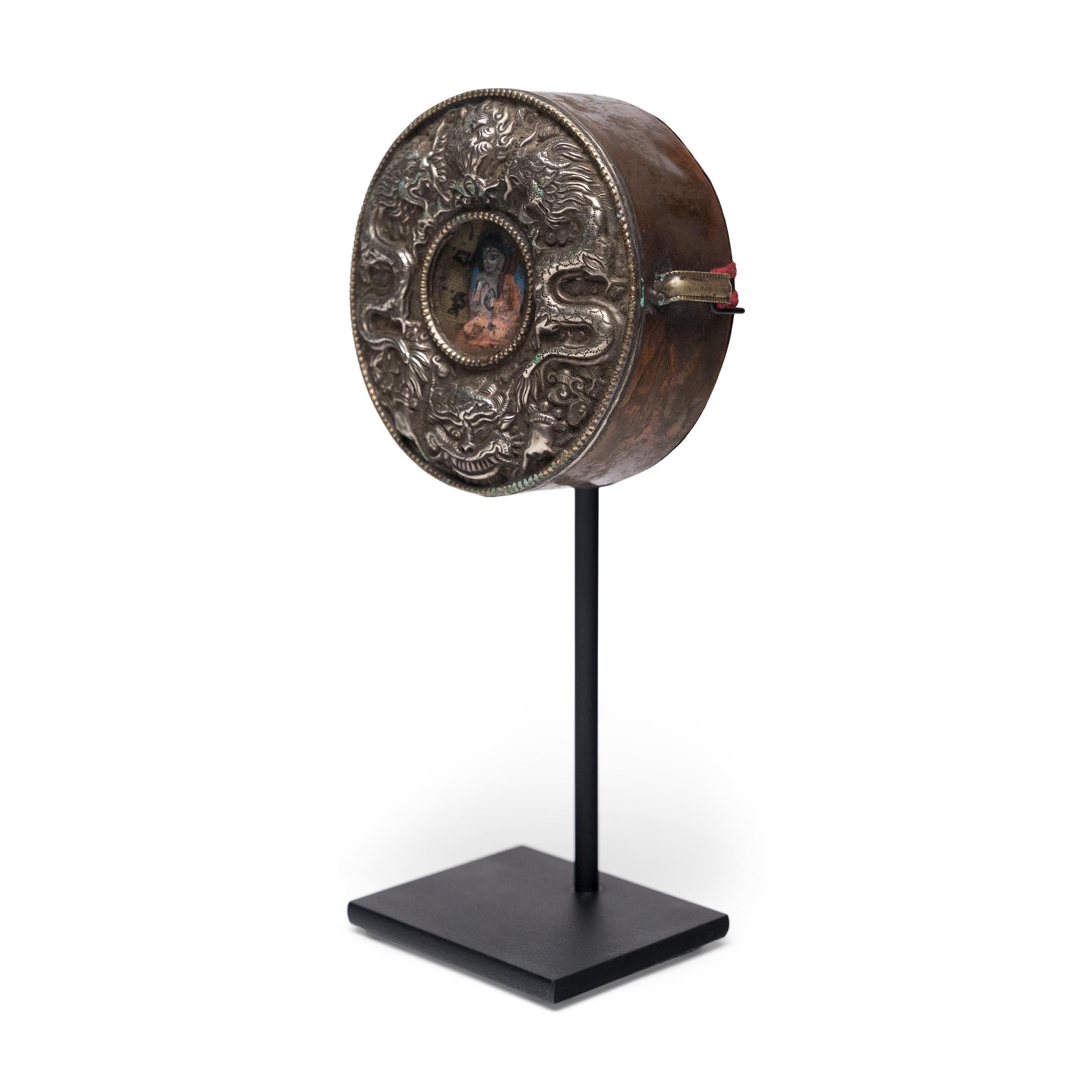 Les sanctuaires de voyage tibétains, connus sous le nom de Gau, étaient censés offrir des pouvoirs protecteurs et étaient utilisés pour contenir et transporter des objets sacrés au cours de longs voyages. Fabriqué il y a plus d'un siècle, un adepte