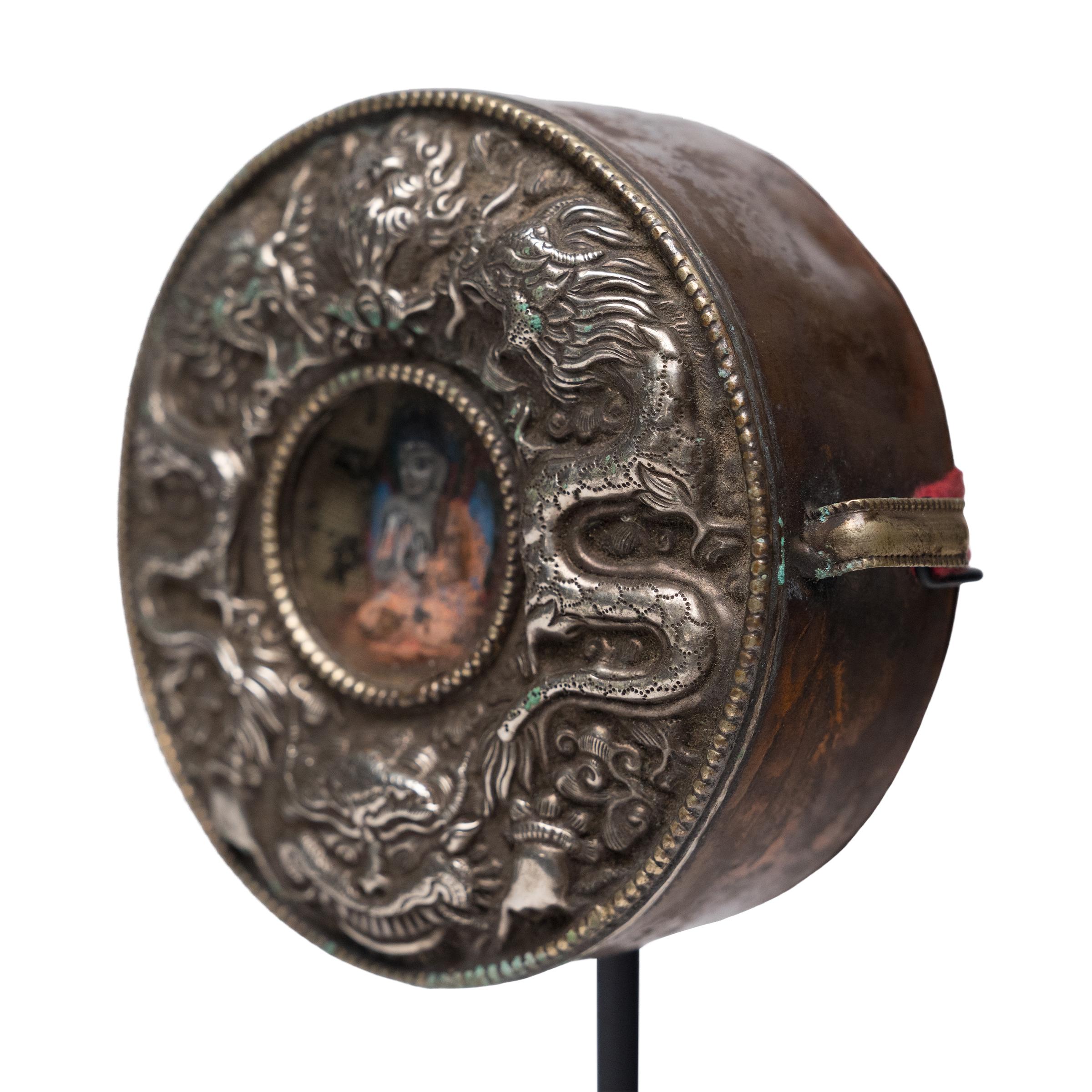 Tibétain Sanctuaire tibétain rond de voyage avec dragons jumeaux, c. 1900 en vente