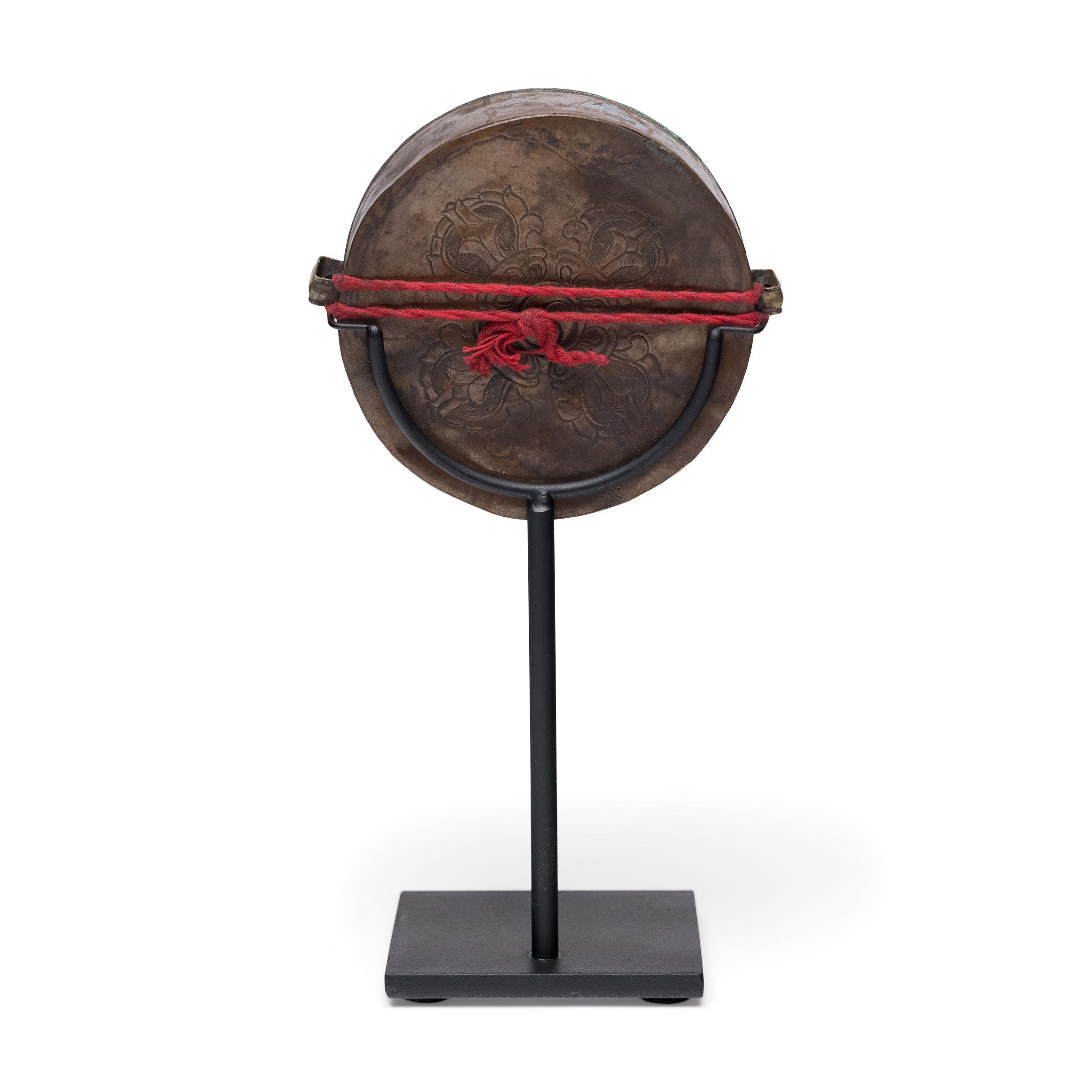 Tibétain Sanctuaire tibétain rond de voyage avec dragons jumeaux, c. 1900 en vente