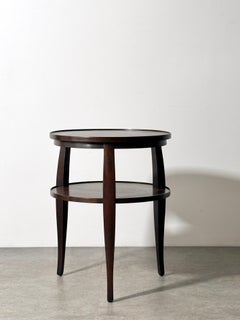 Mesa auxiliar redonda escalonada de caoba y nogal por Edward Wormley para Dunbar Años 50