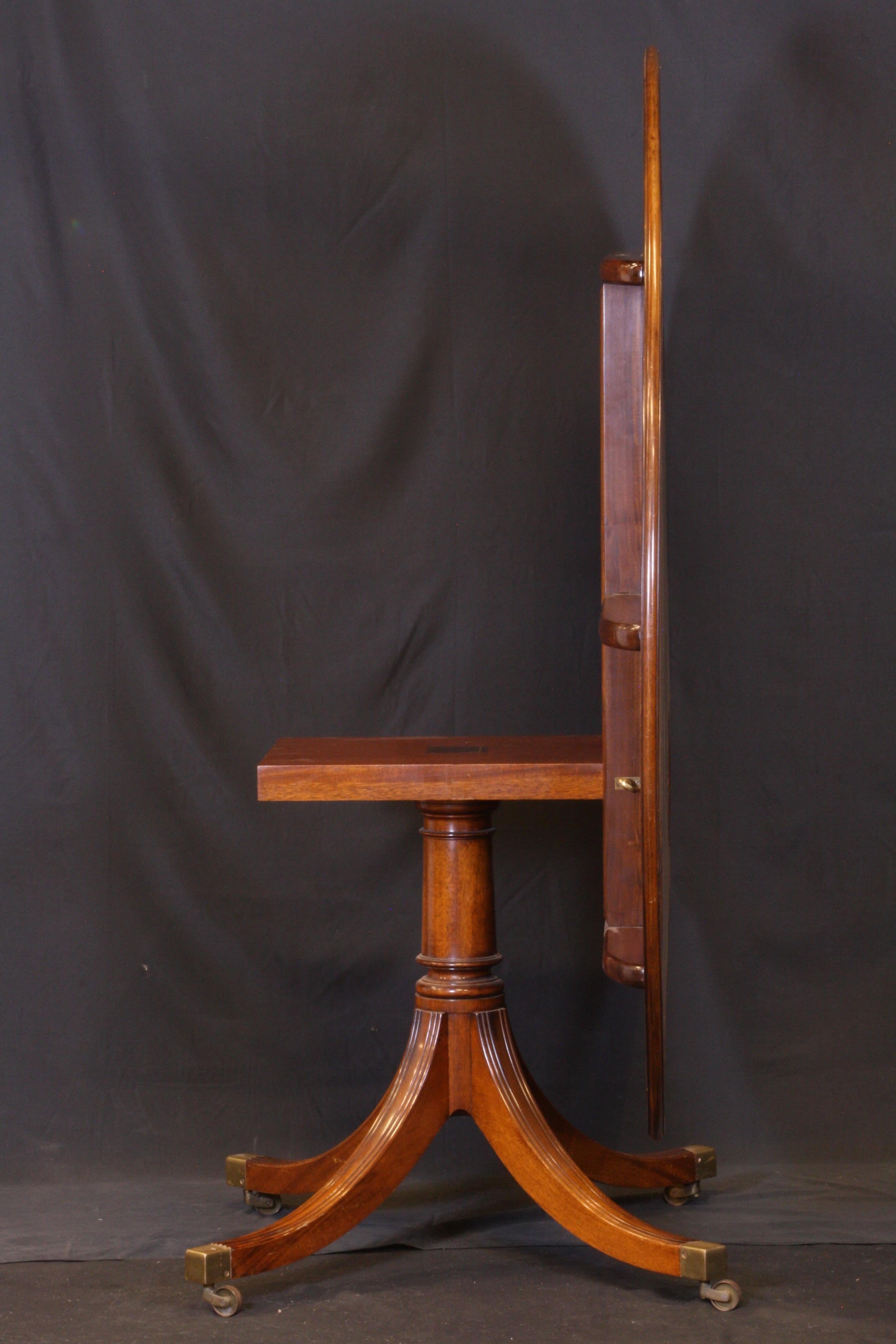 Georgien Table de jeu ronde à plateau basculant en acajou et plateau en cuir, base à piédestal en acajou en vente