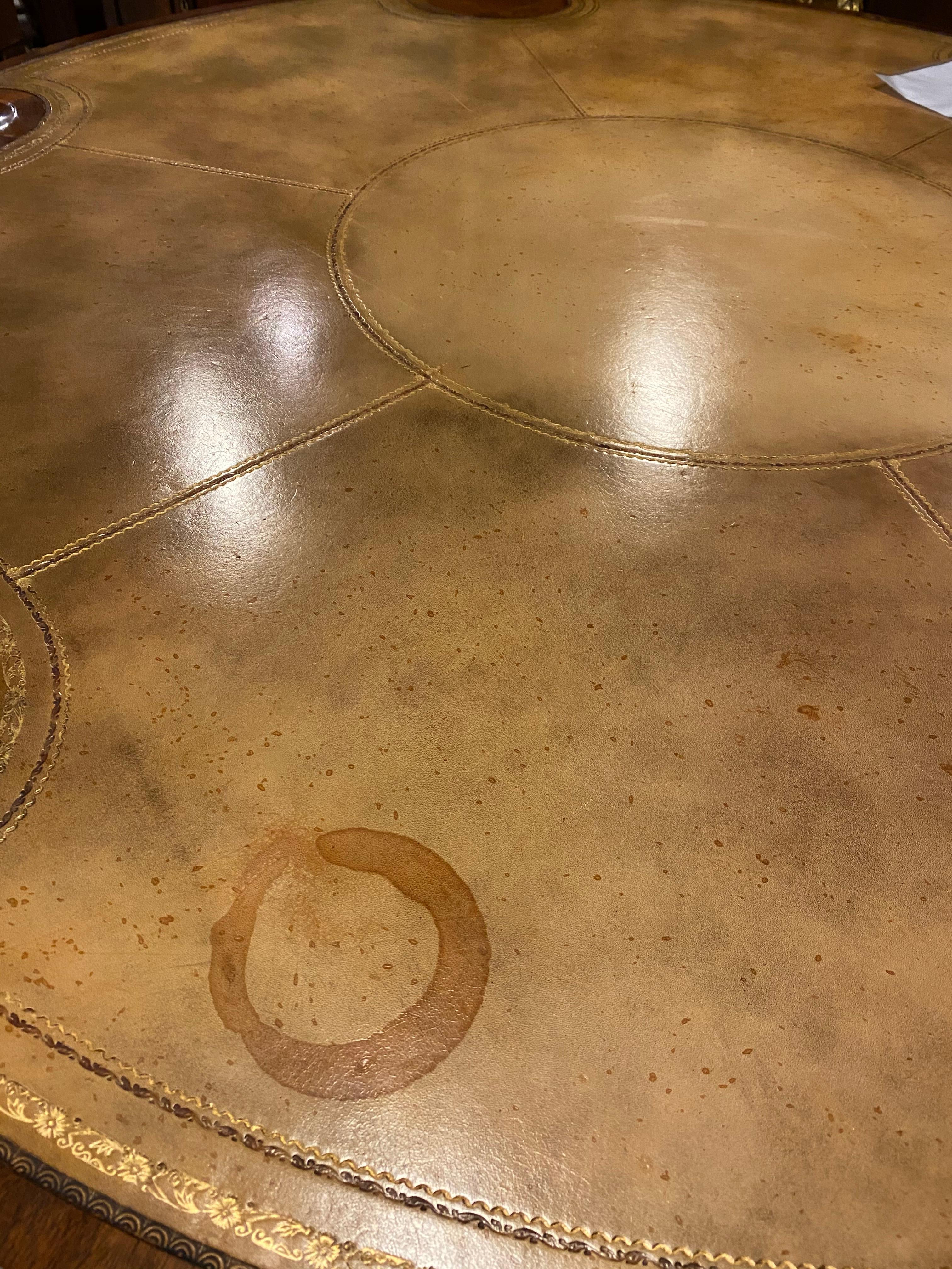 Anglais Table de jeux ronde à plateau basculant avec plateau en cuir, socle en acajou en vente