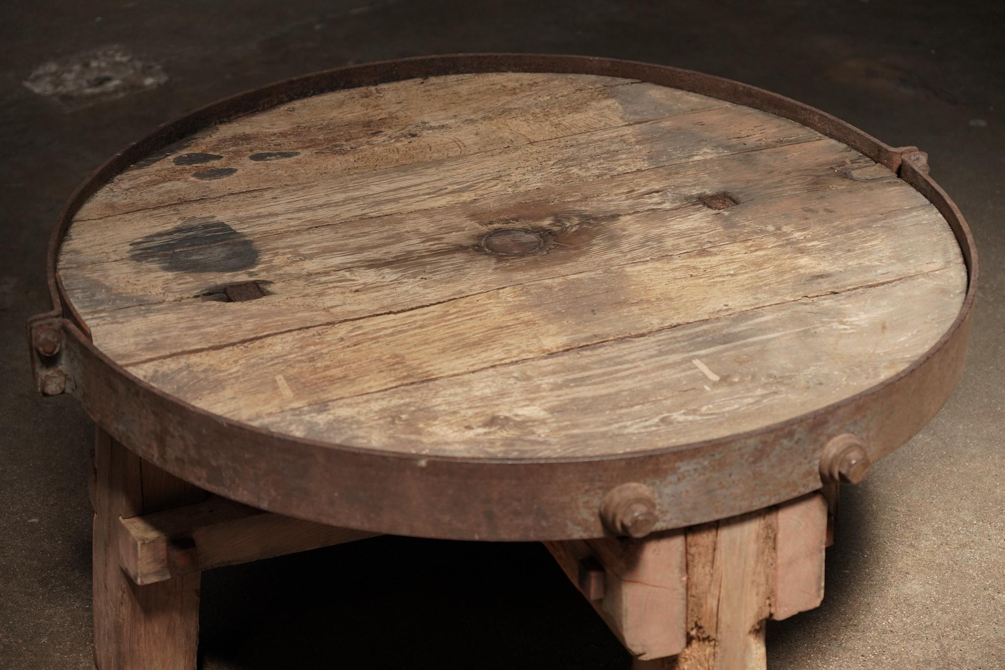 Européen Table basse ronde en bois et fer en vente