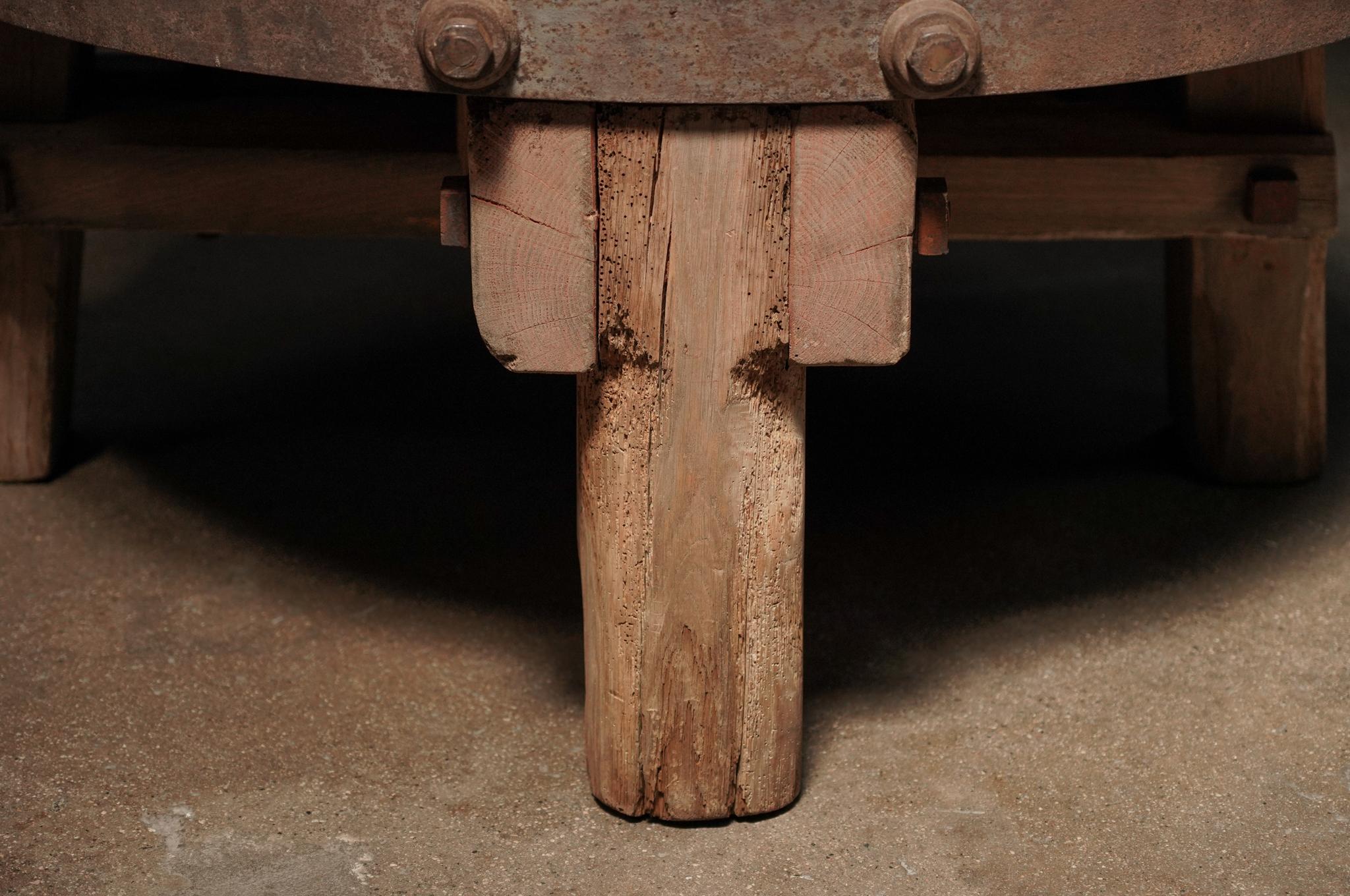 Table basse ronde en bois et fer Bon état - En vente à Los Angeles, CA