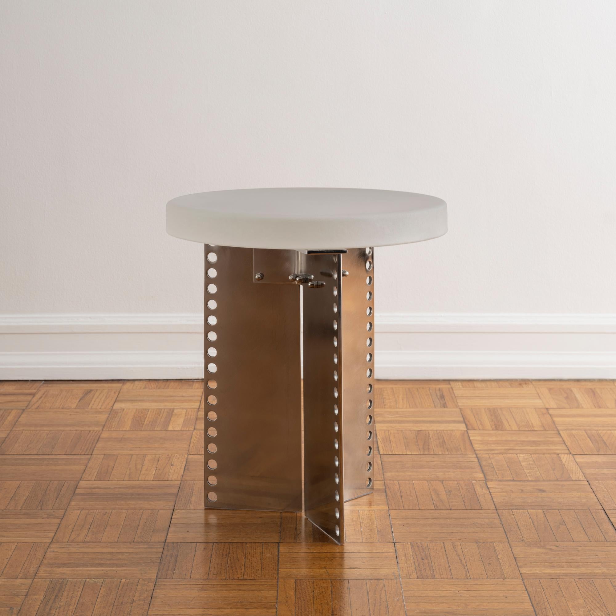 Sleek End Table in Seeded Glass and Perforated Steel In New Condition For Sale In New York, NY