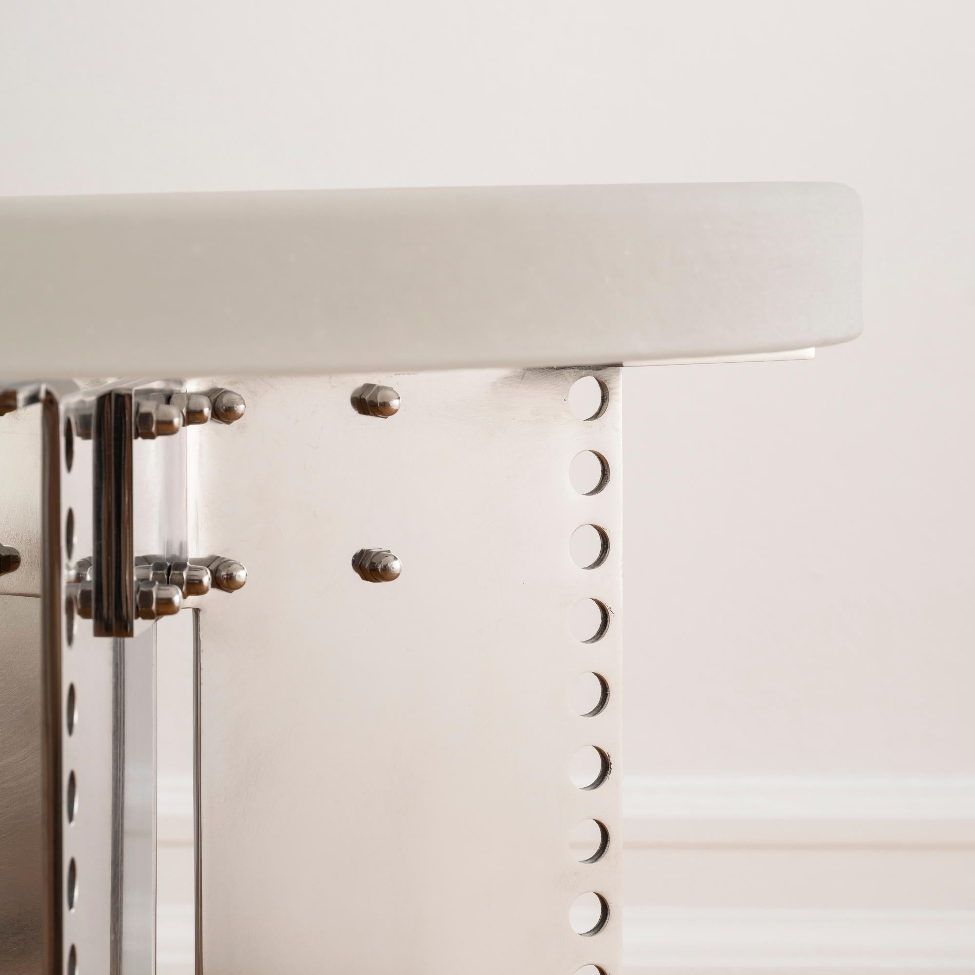 Moulage Table d'appoint élégante en verre grainé et acier perforé en vente