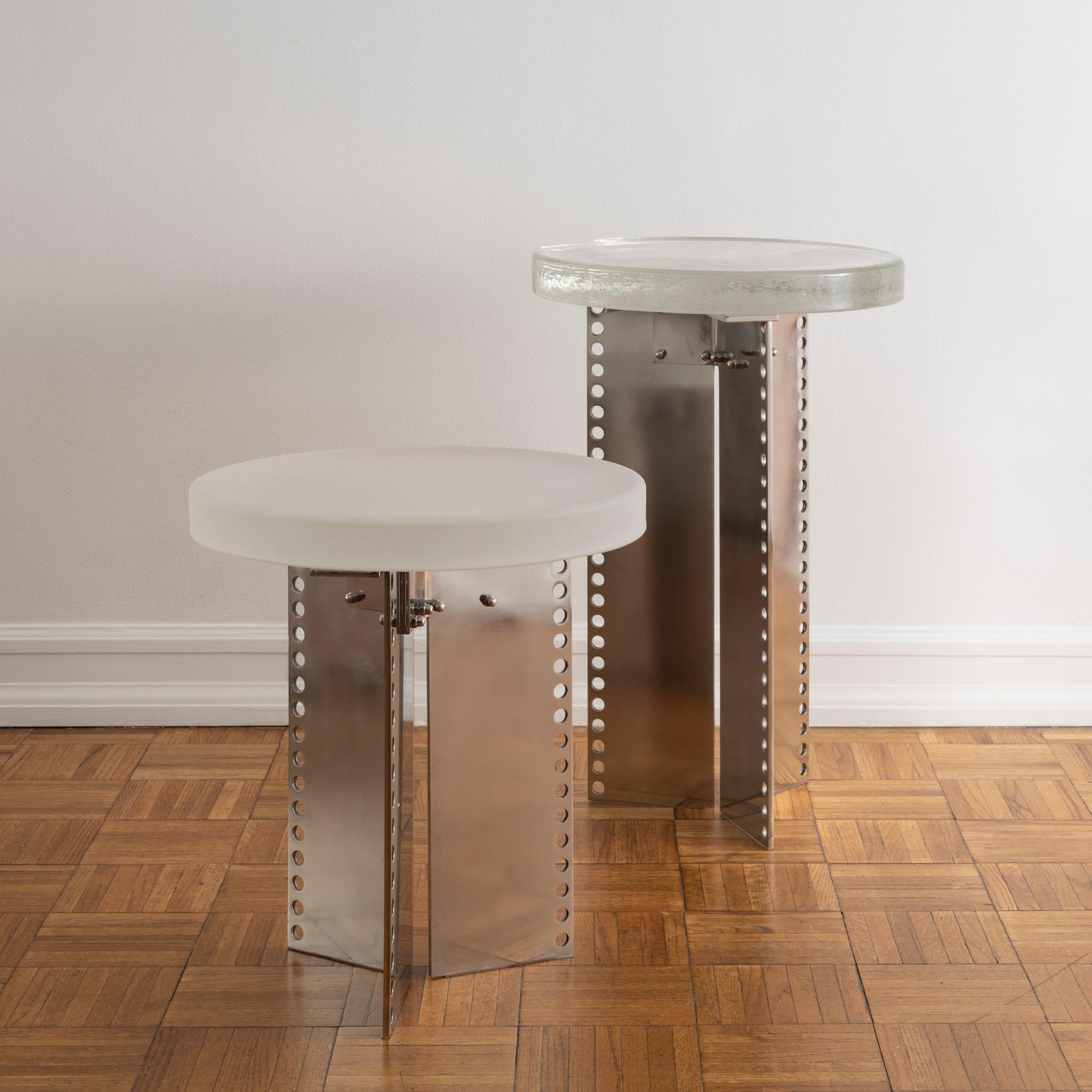 Table d'appoint élégante en verre grainé et acier perforé Neuf - En vente à New York, NY