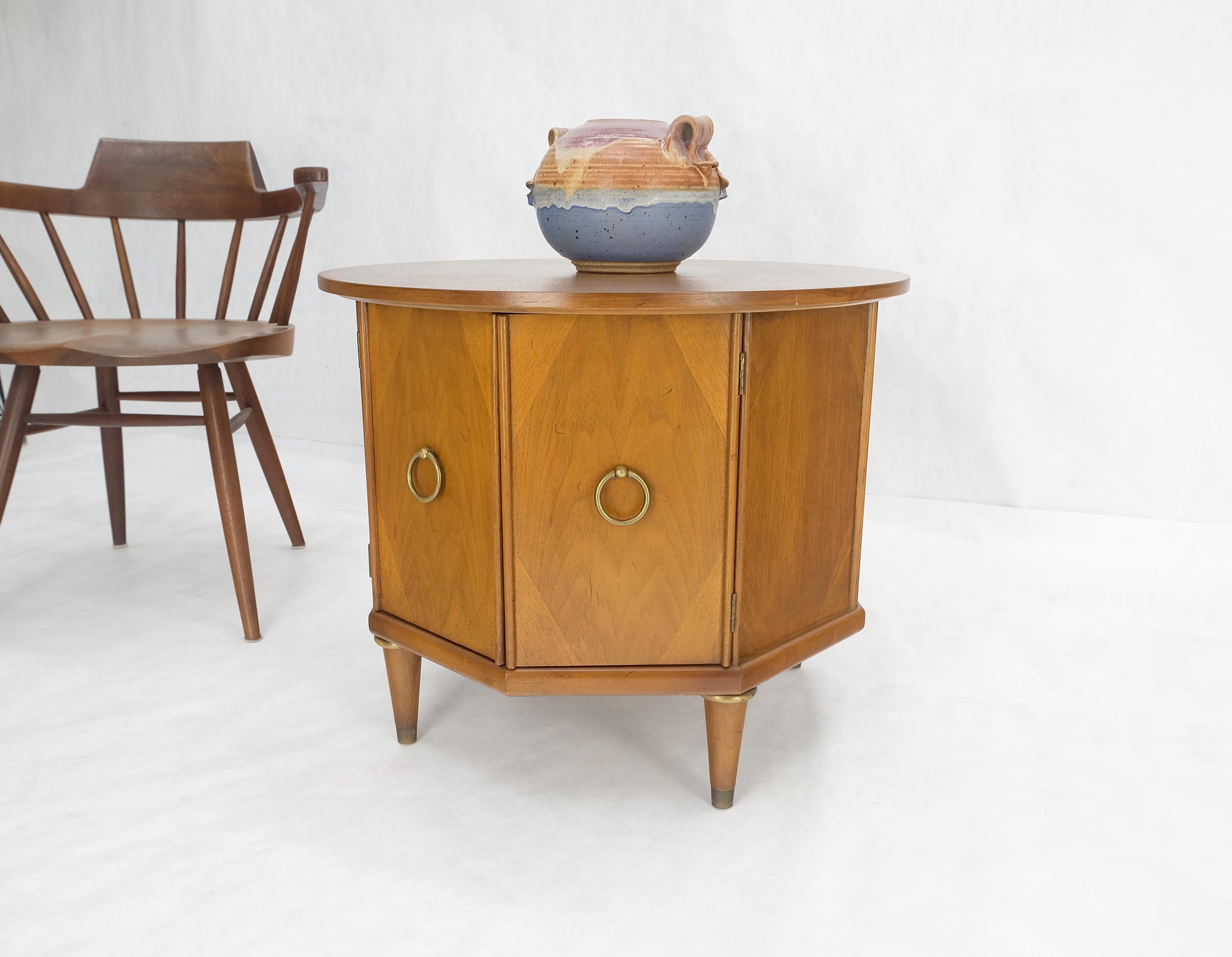 Table d'appoint en noyer à plateau rond, hexagone, base de meuble à deux portes, poignées à anneau en laiton en vente 1