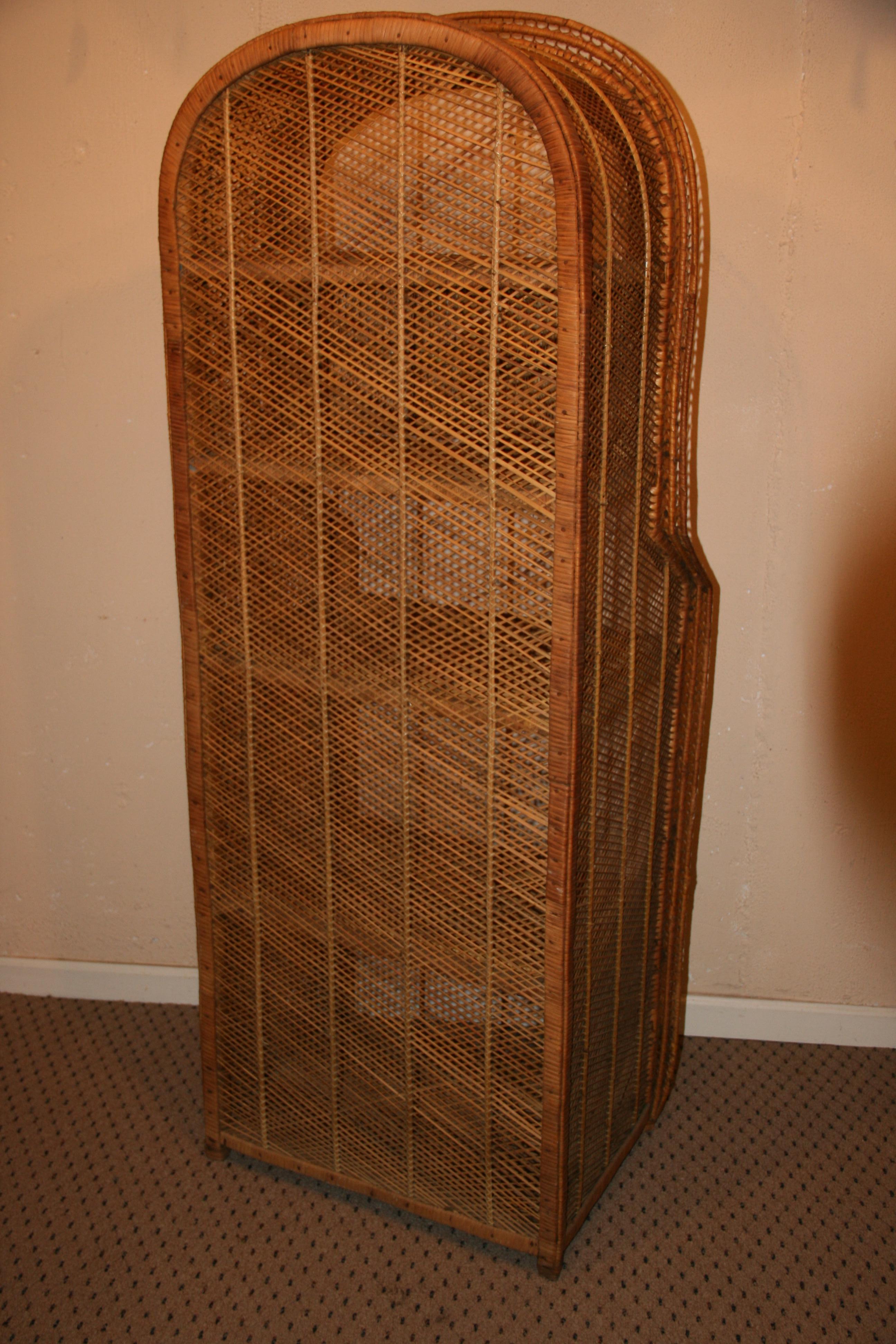 Round Top Reed and Wicker Etagere In Good Condition For Sale In Douglas Manor, NY