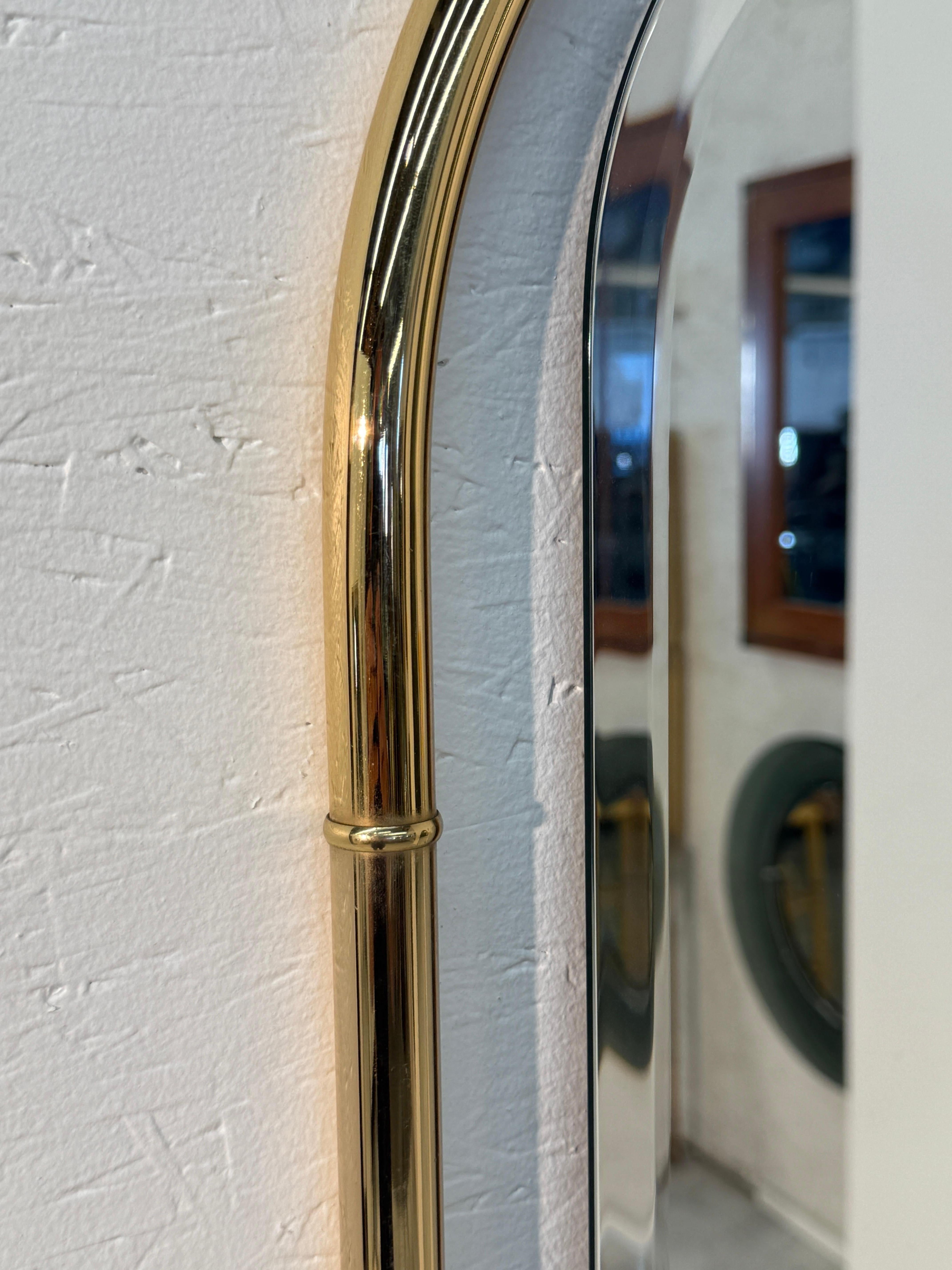 Espejo de pared vintage redondo con marco de latón Años 60 Moderno de mediados de siglo en venta