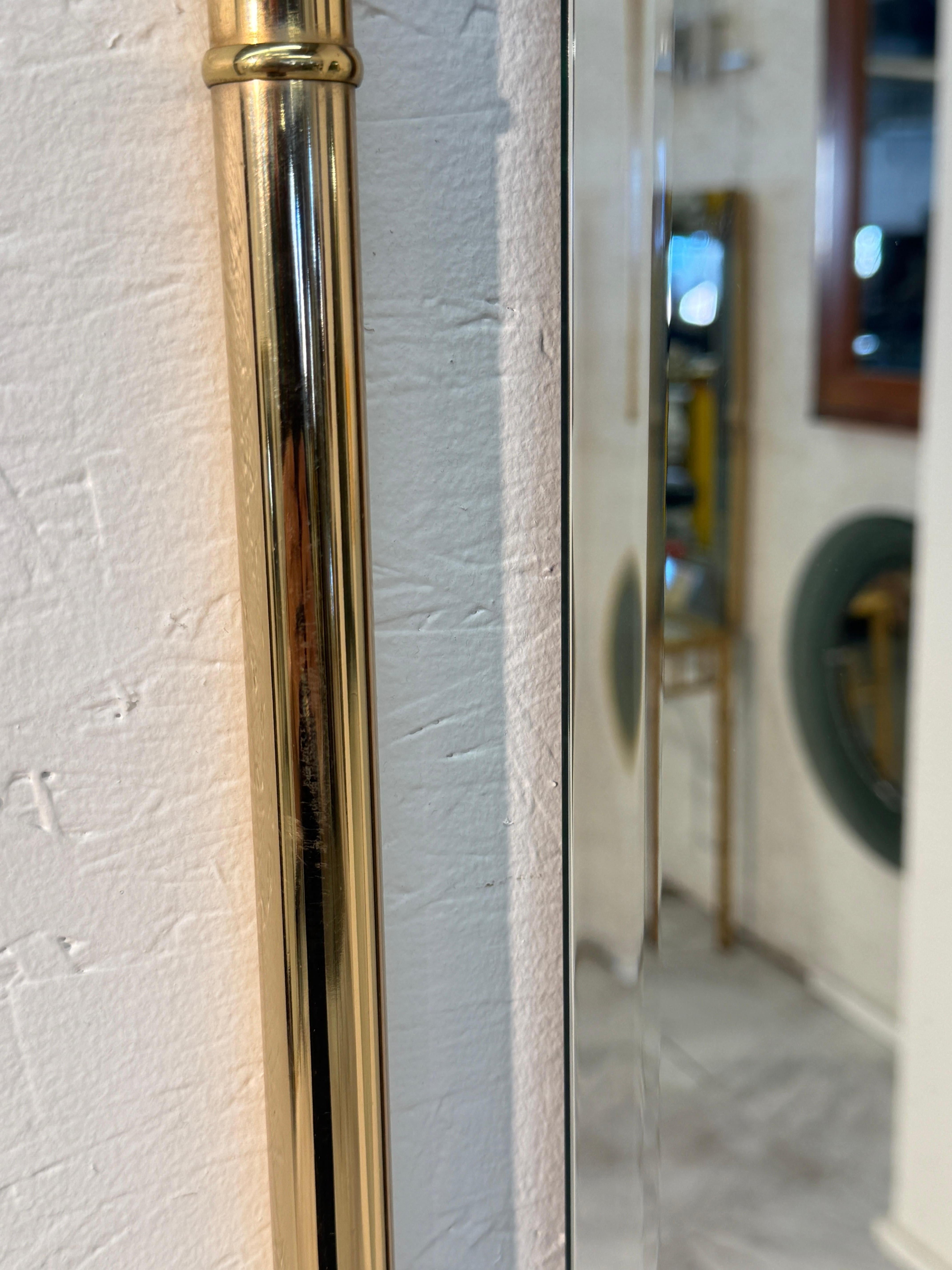 Espejo de pared vintage redondo con marco de latón Años 60 Italiano en venta