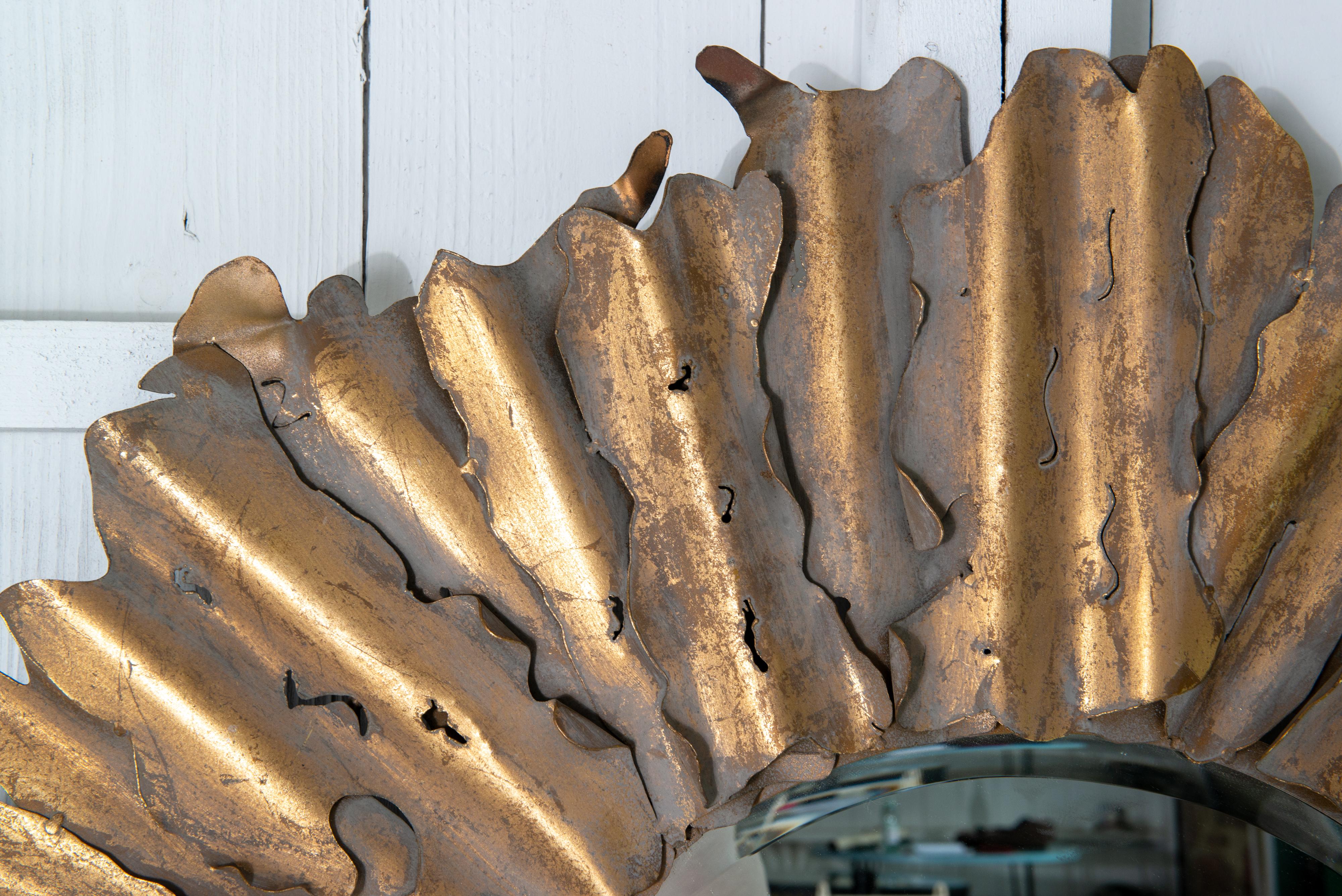 Miroir rond en laiton taillé au chalumeau Miroir ensoleillé brutaliste en vente 3