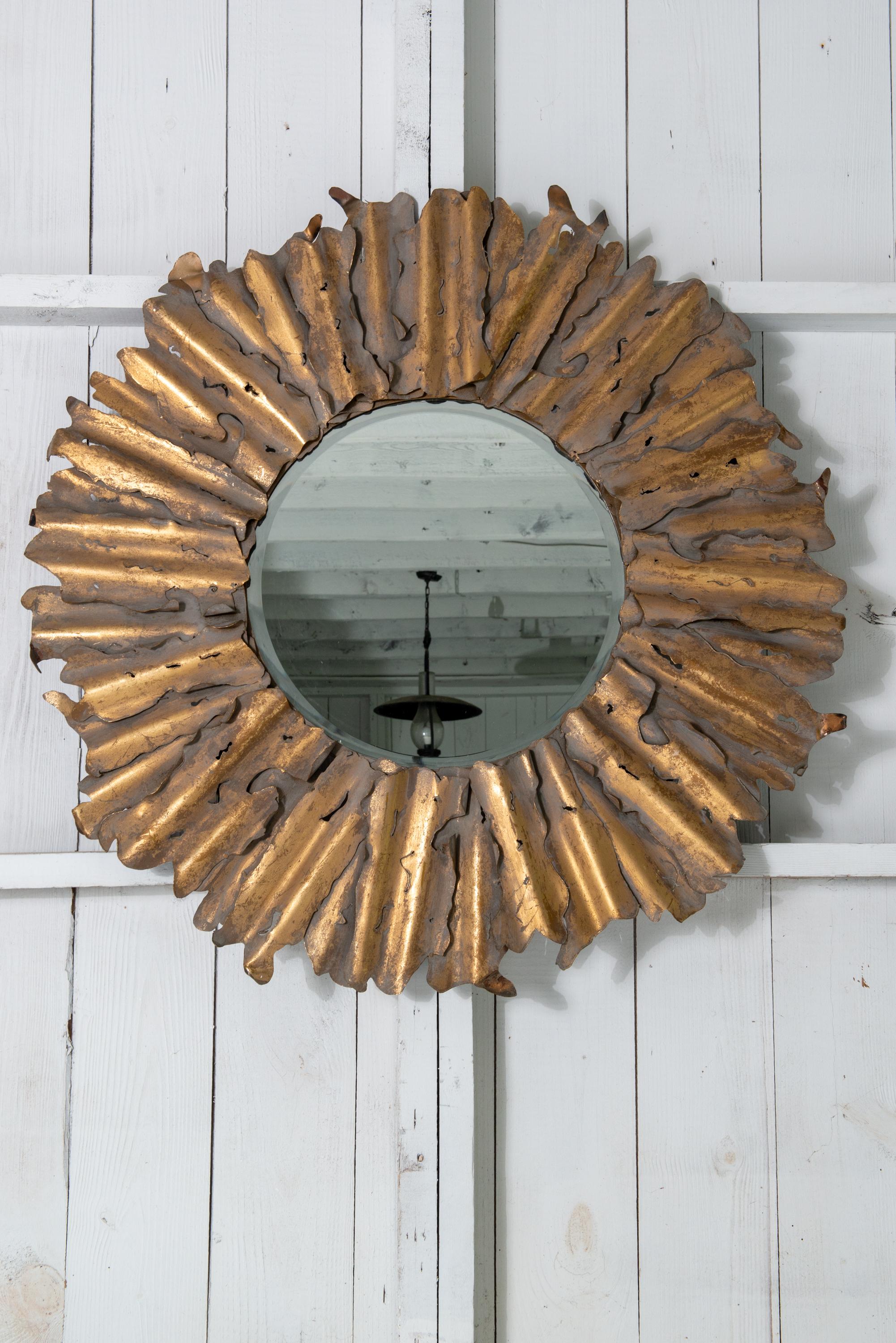 Brutalisme Miroir rond en laiton taillé au chalumeau Miroir ensoleillé brutaliste en vente