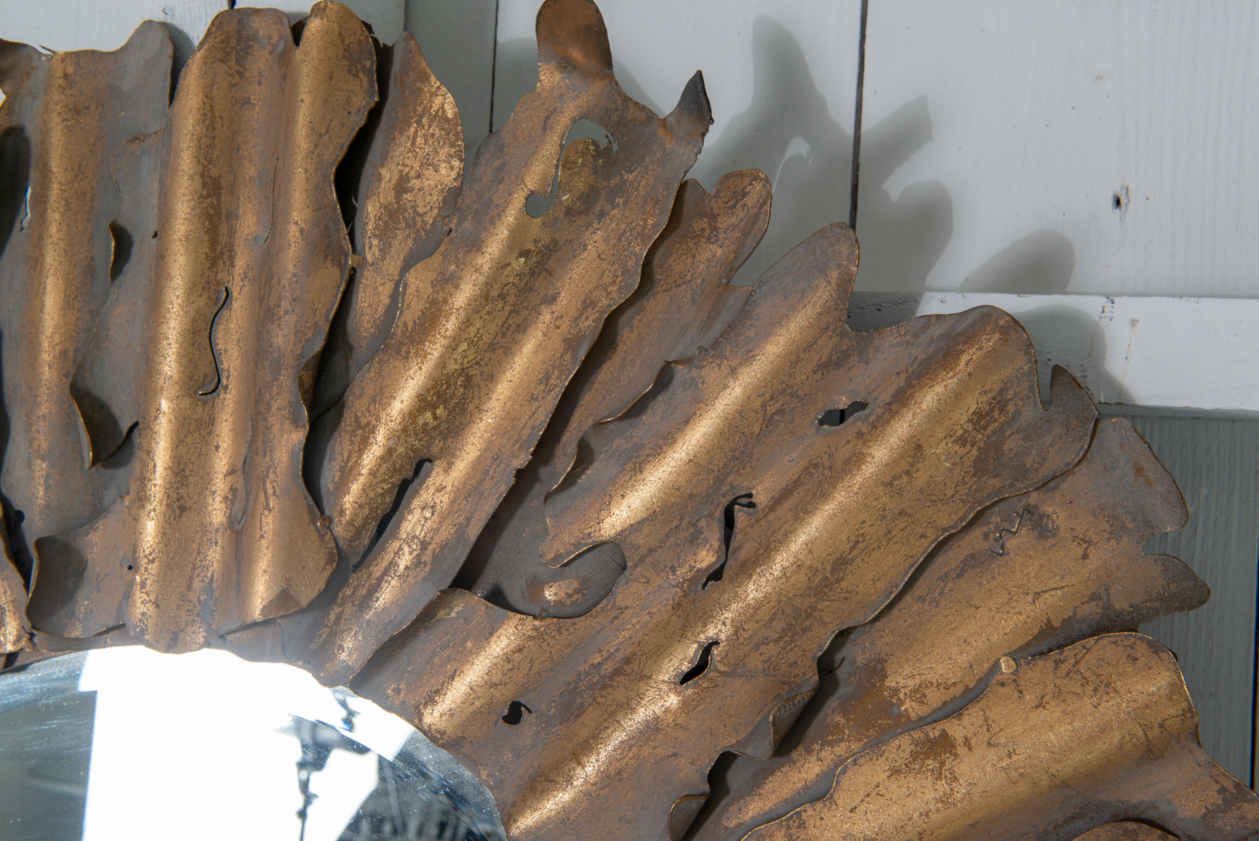 Espagnol Miroir rond en laiton taillé au chalumeau Miroir ensoleillé brutaliste en vente