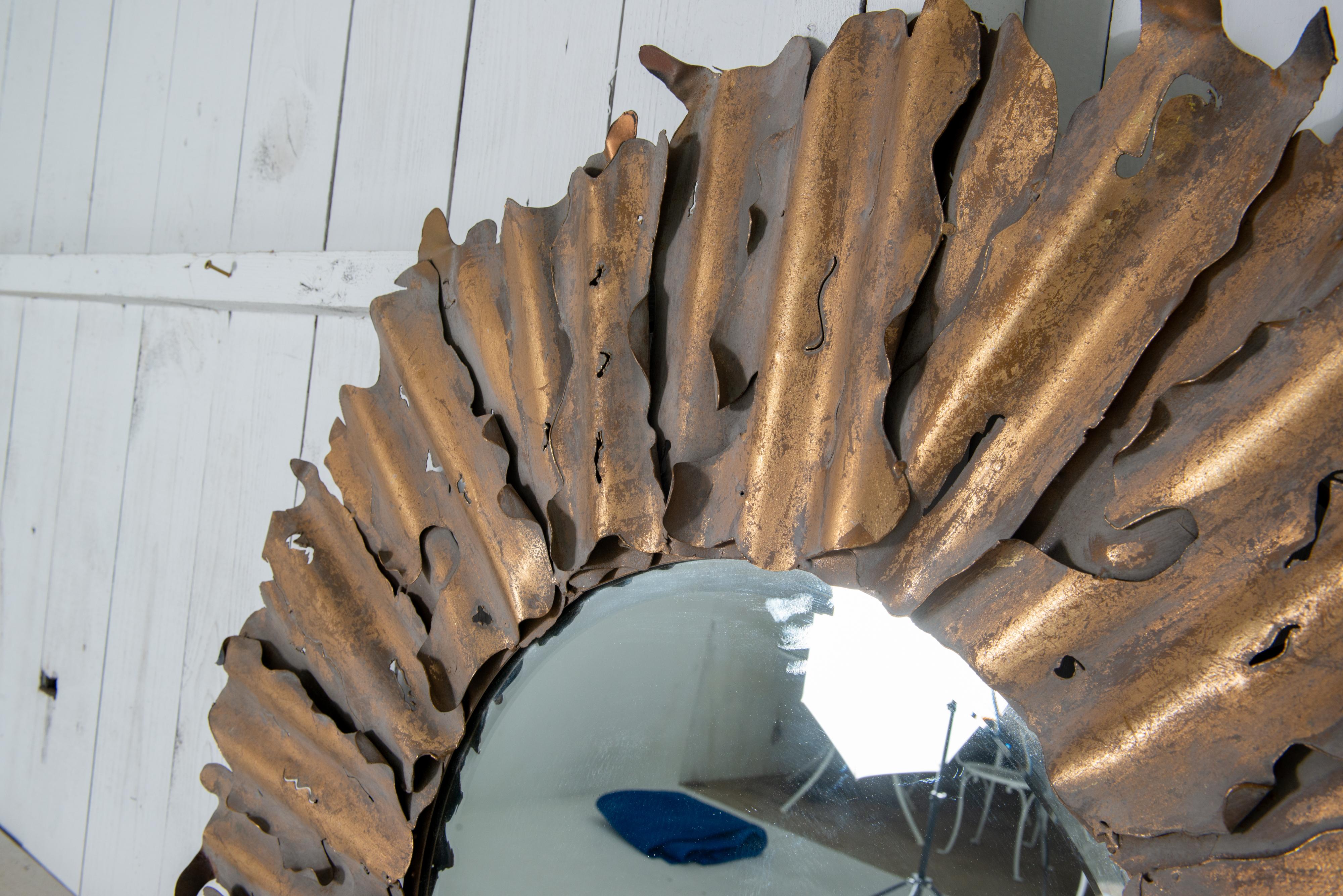 Miroir rond en laiton taillé au chalumeau Miroir ensoleillé brutaliste Bon état - En vente à Stamford, CT