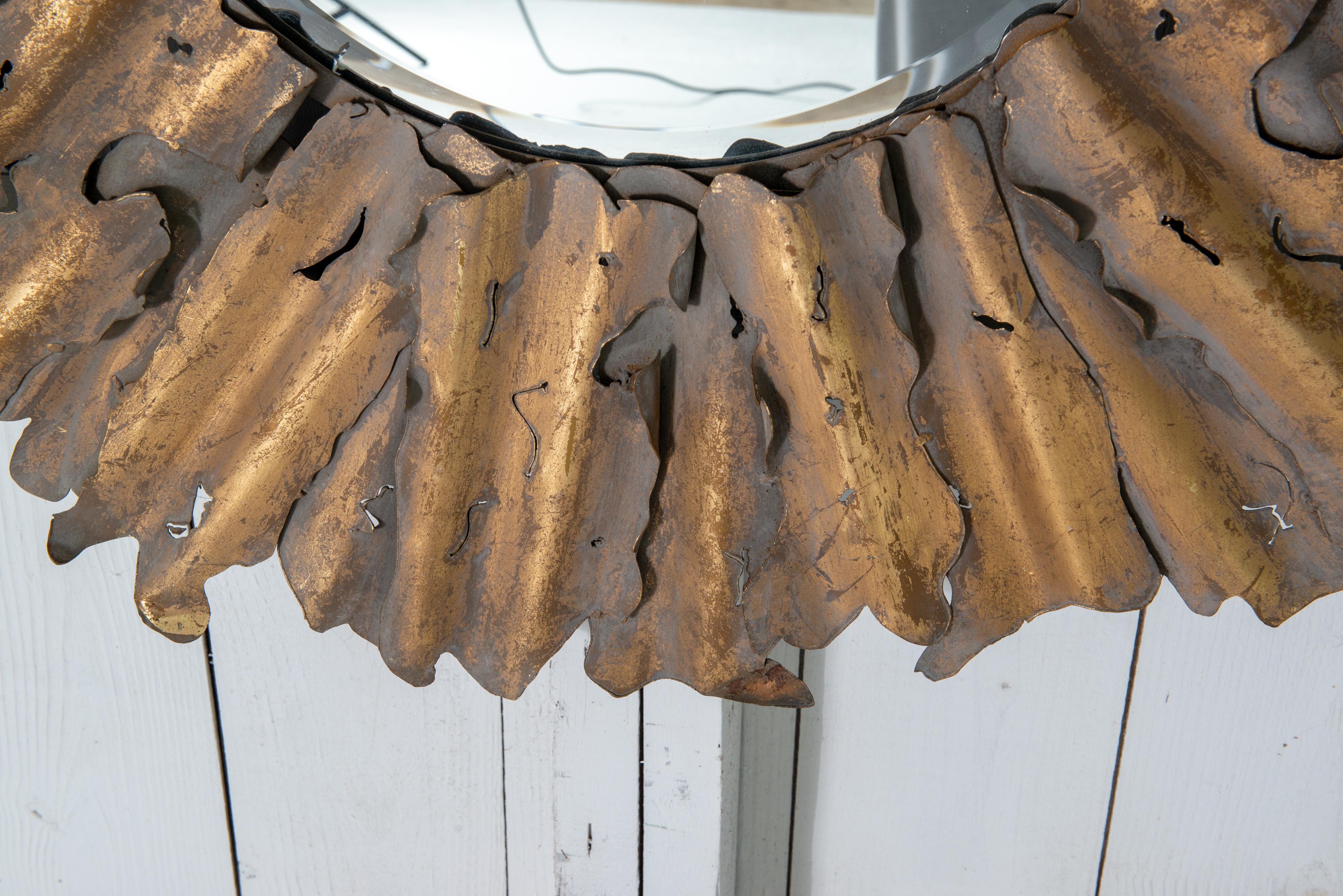 Fin du 20e siècle Miroir rond en laiton taillé au chalumeau Miroir ensoleillé brutaliste en vente