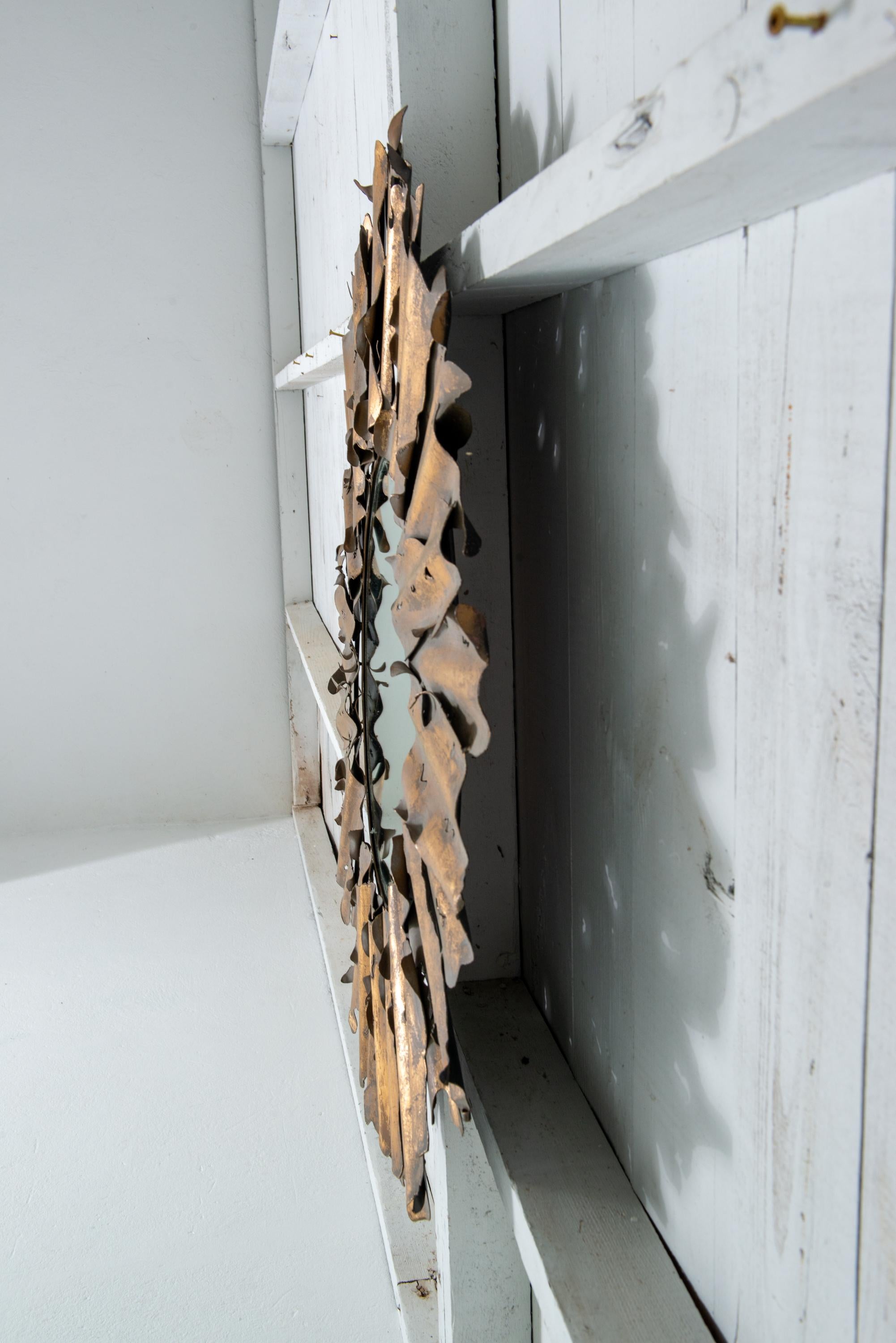 Laiton Miroir rond en laiton taillé au chalumeau Miroir ensoleillé brutaliste en vente