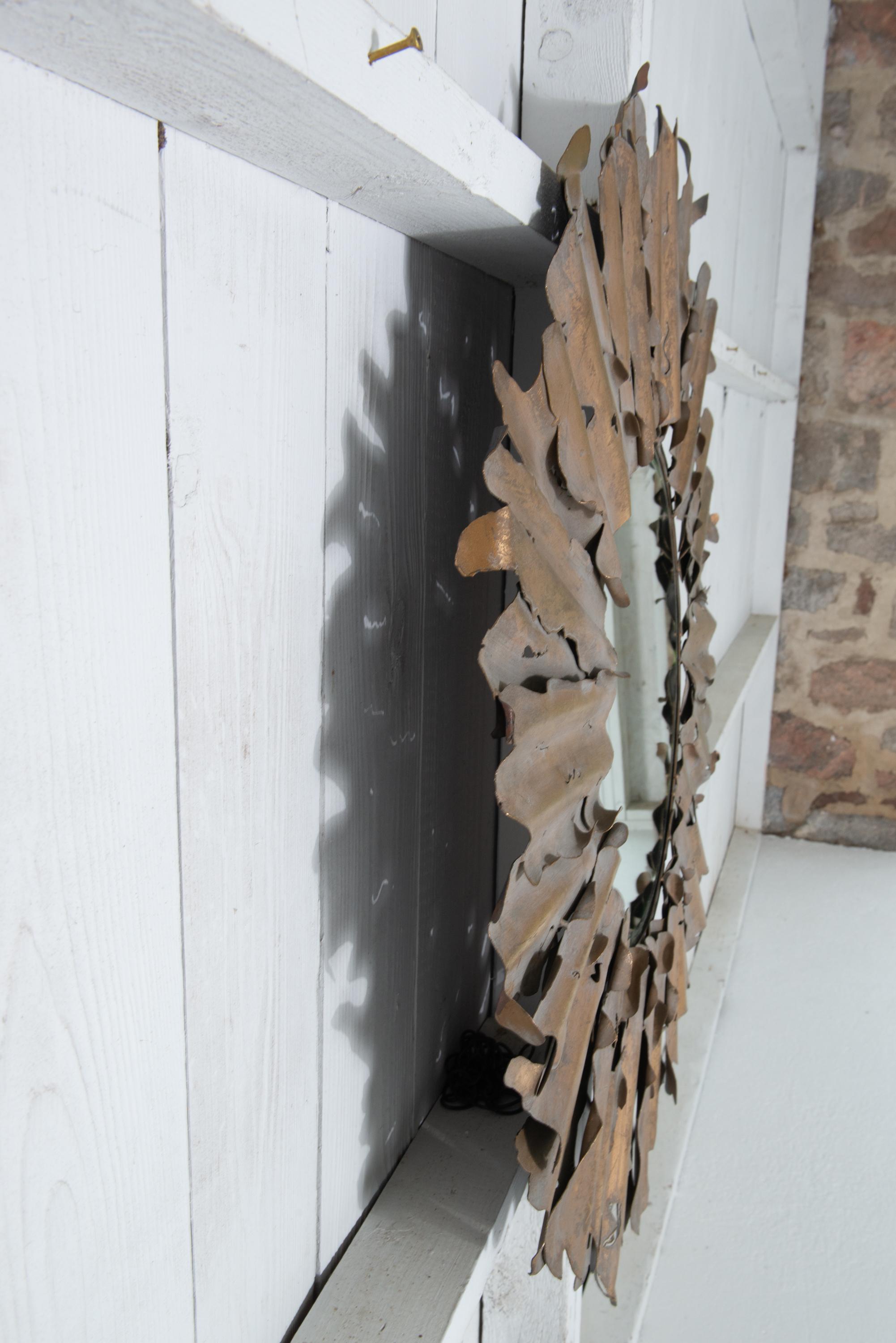 Miroir rond en laiton taillé au chalumeau Miroir ensoleillé brutaliste en vente 1