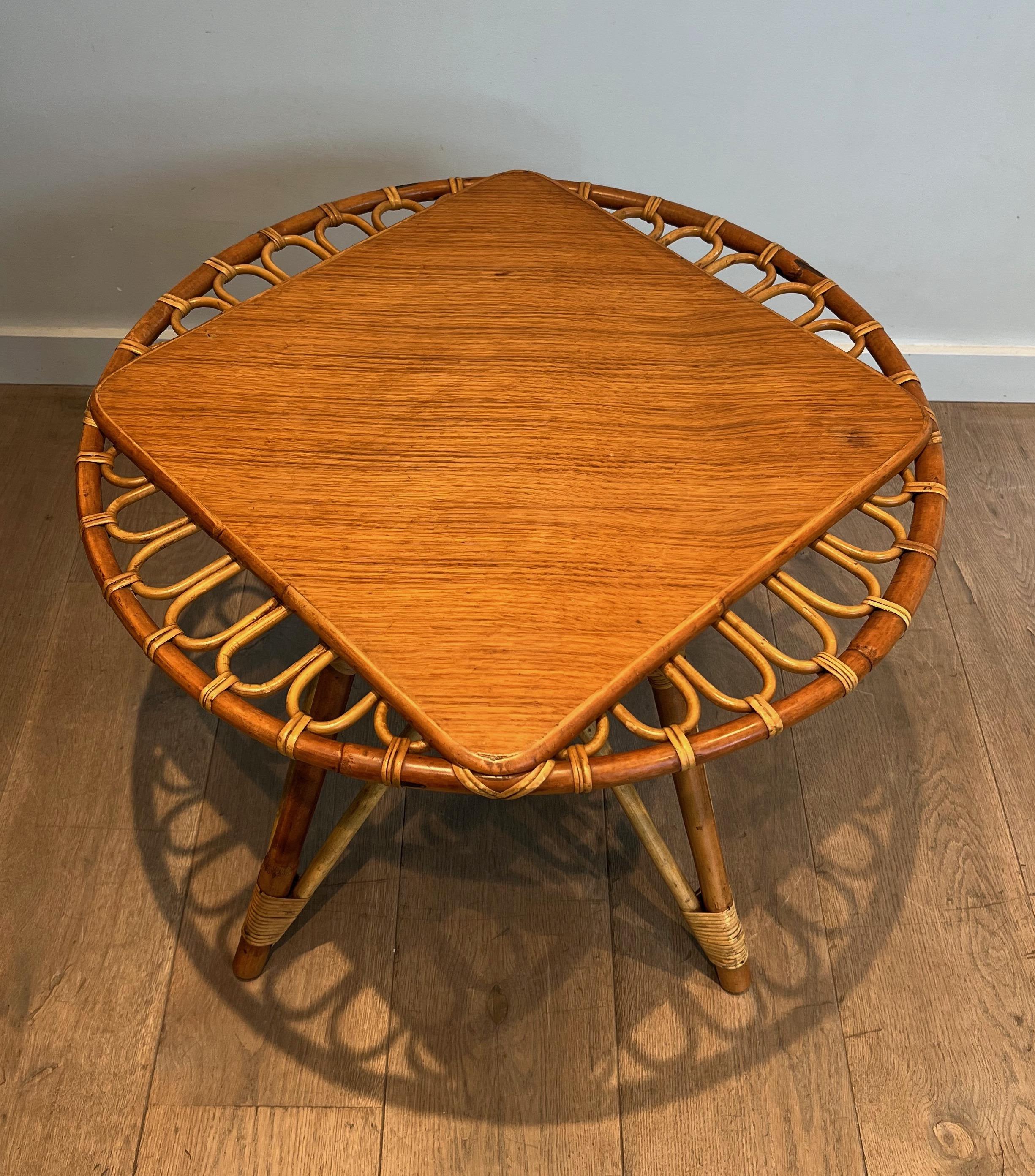 Cette très belle et inhabituelle table basse ronde décorative en forme de trampoline est fabriquée en rotin. Il s'agit d'un ouvrage français. Circa 1950