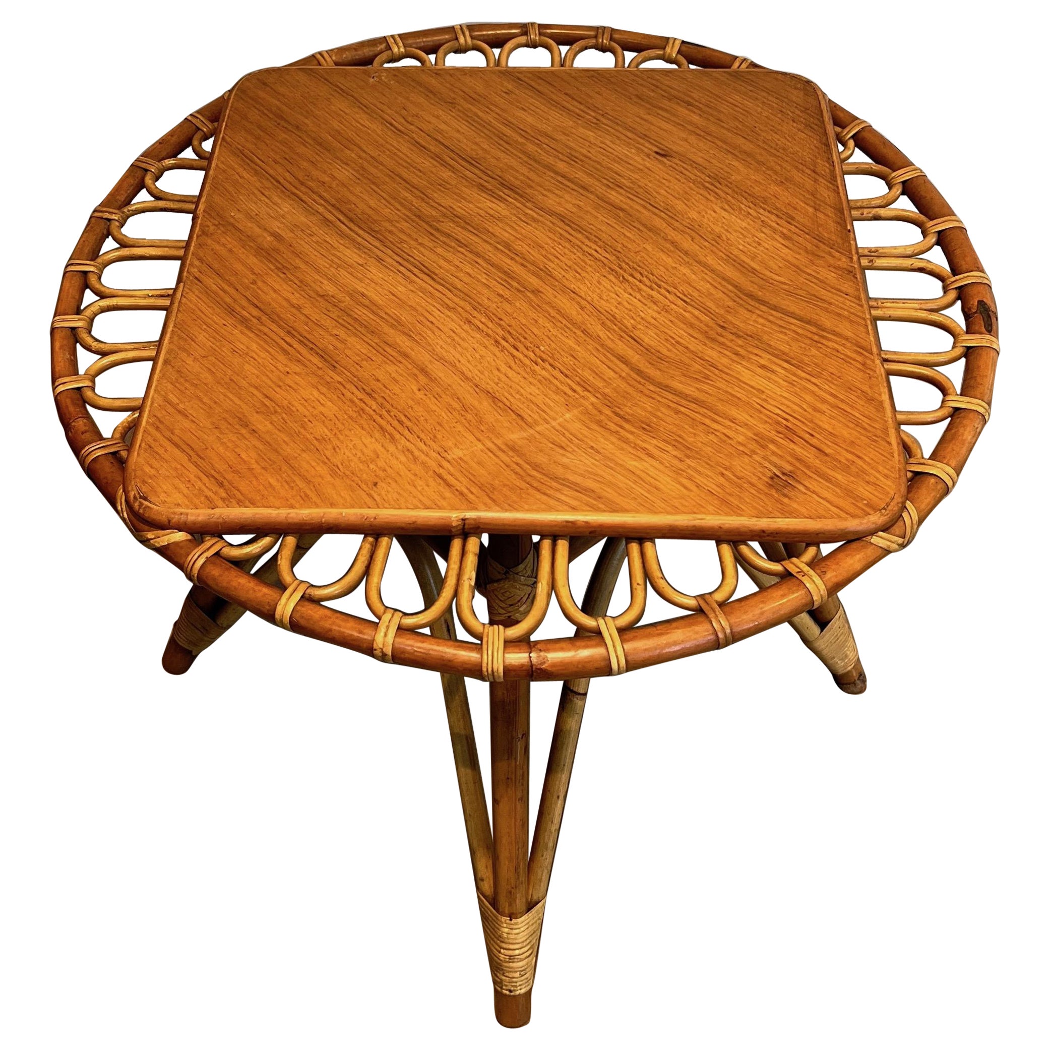 Cama elástica redonda, mesa de centro de ratán. Obra francesa. Alrededor de 1950