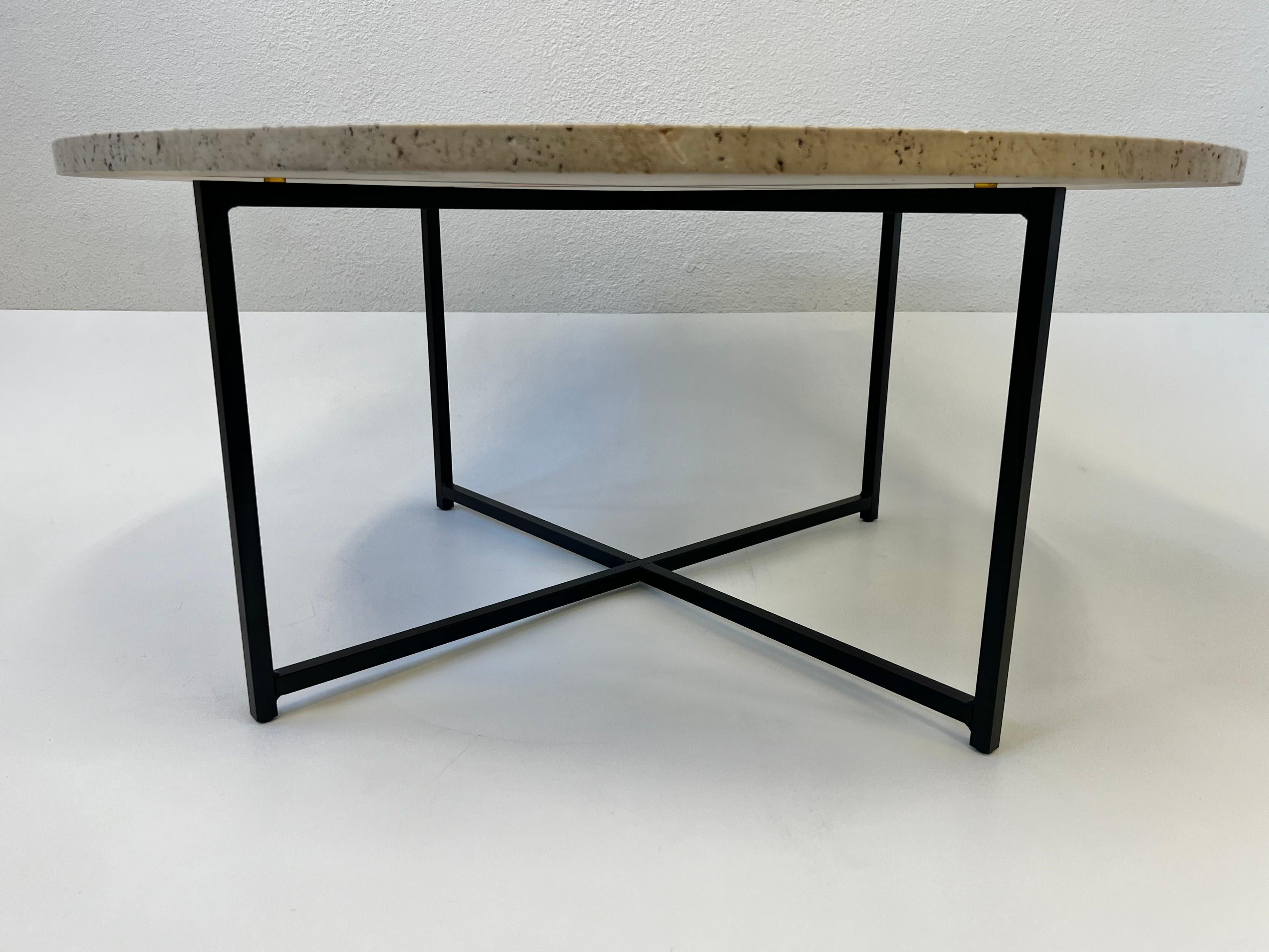 Mid-Century Modern Table à cocktail ronde en travertin et bronze en vente