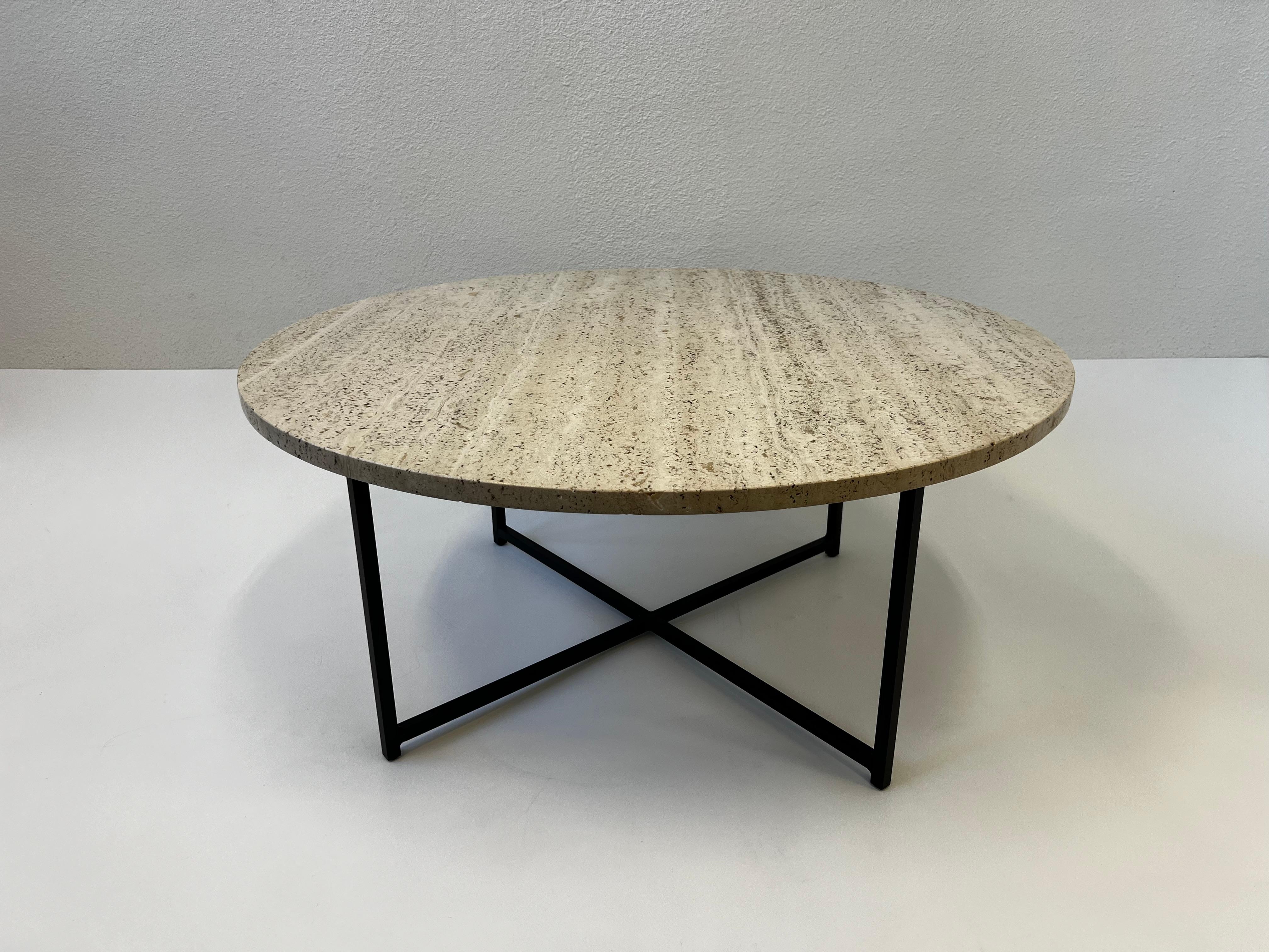 italien Table à cocktail ronde en travertin et bronze en vente