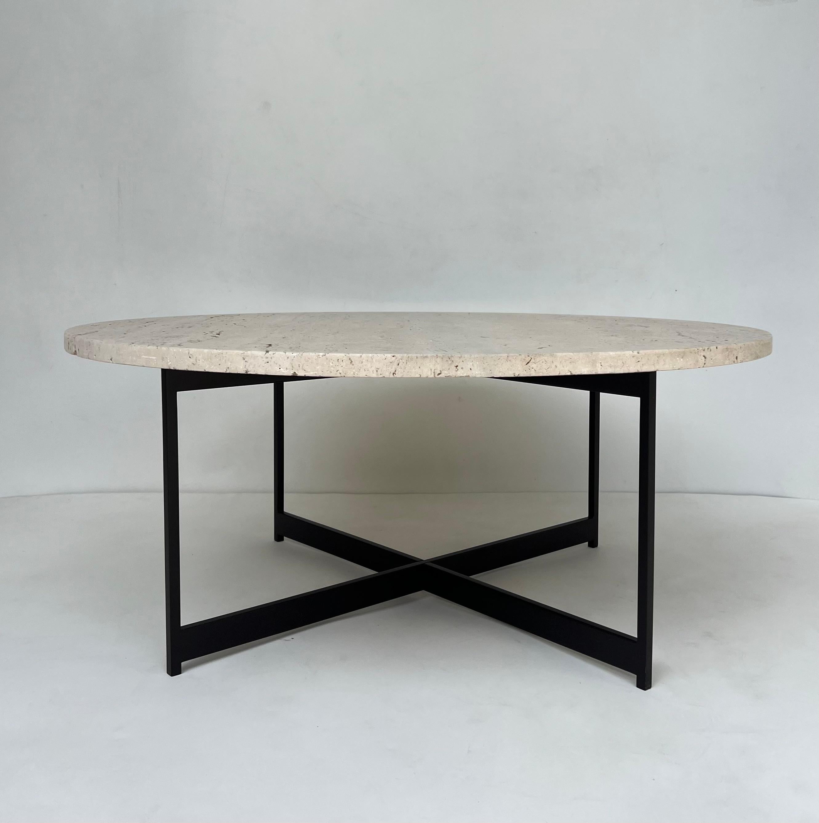 Mid-Century Modern Table à cocktail ronde en travertin et bronze en vente