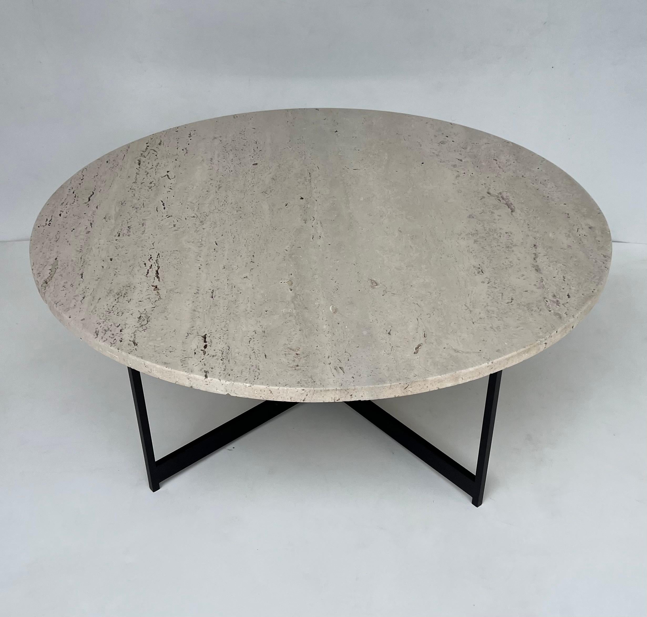italien Table à cocktail ronde en travertin et bronze en vente