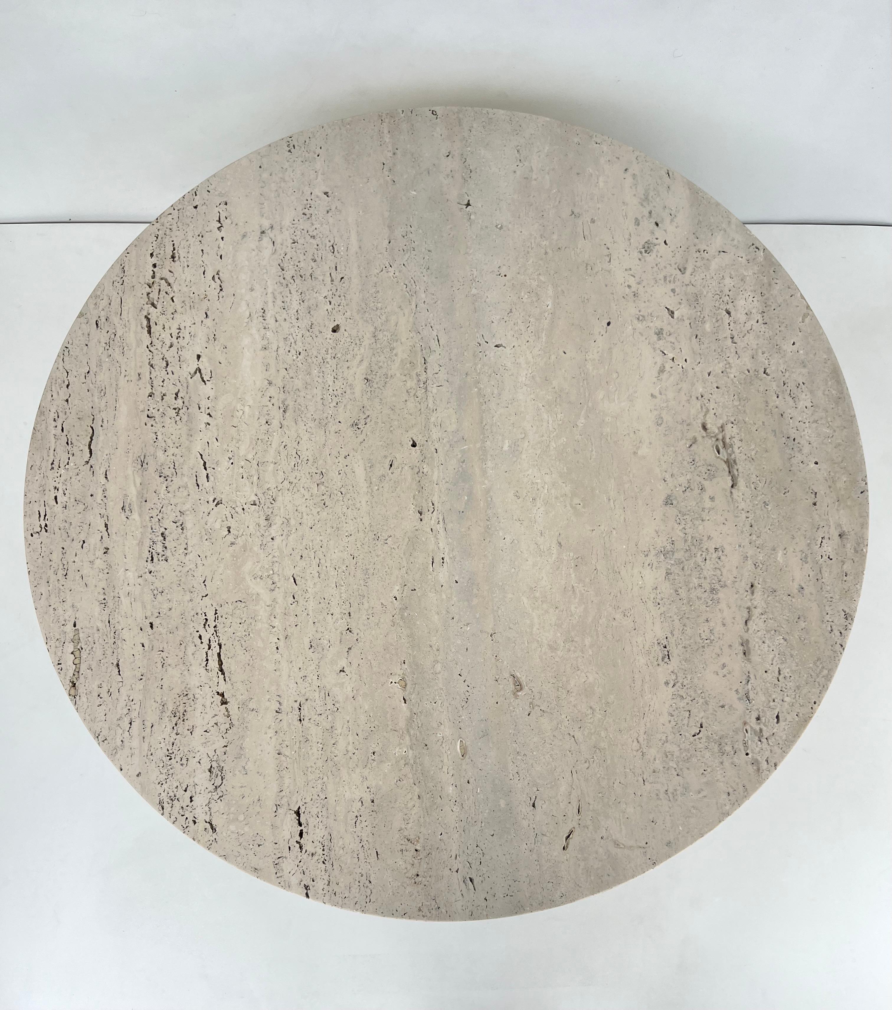 Poudré Table à cocktail ronde en travertin et bronze en vente