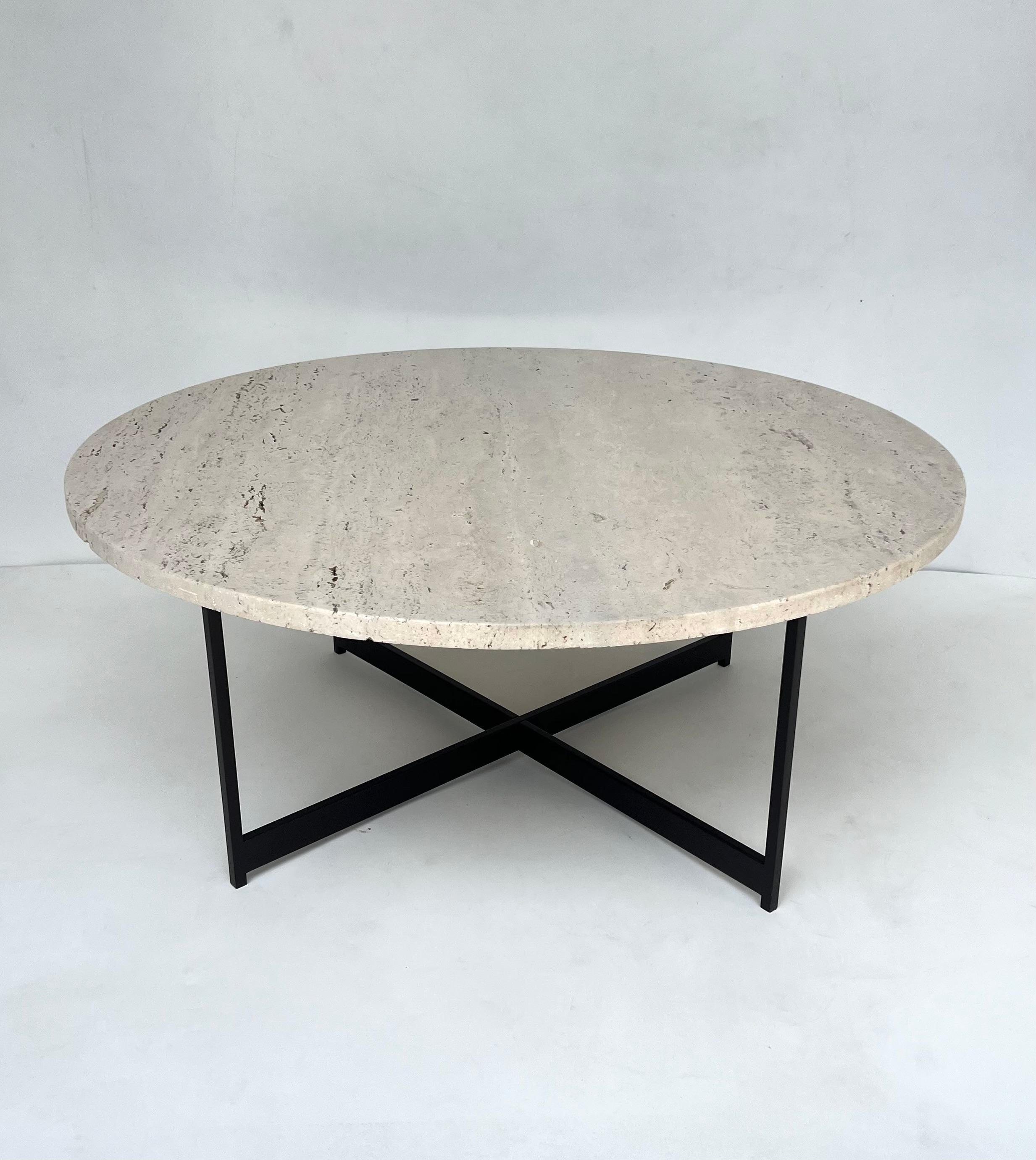 Table à cocktail ronde en travertin et bronze Bon état - En vente à Palm Springs, CA